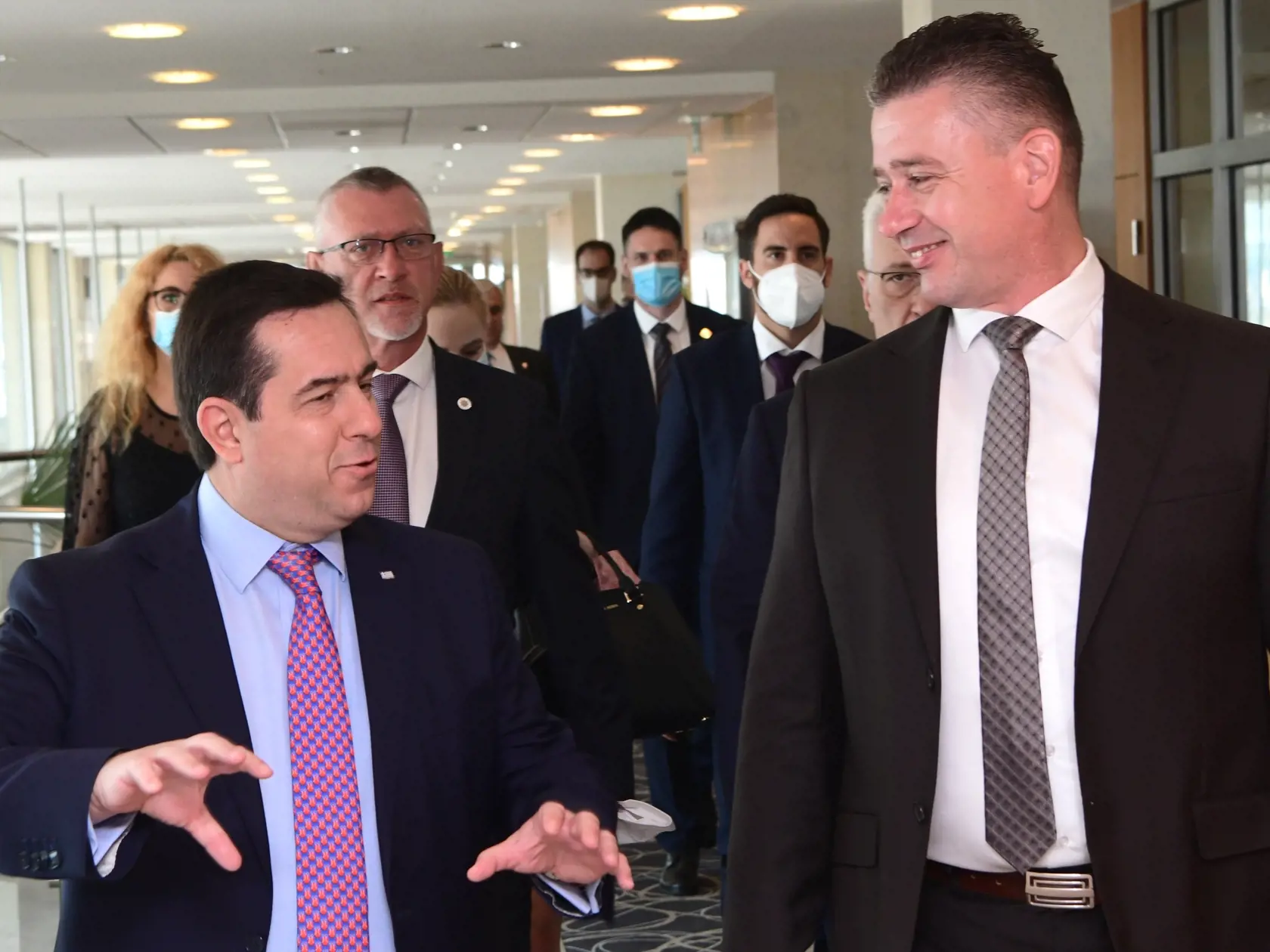 Minister vnútra SR Roman Mikulec (vpravo) a grécky minister pre migráciu a azyl Notis Mitarachi sa rozprávajú ruky počas stretnutia 10. júna 2021 v Bratislave. Témou bilaterálneho stretnutia boli aktuálne zahranično-politické otázky vrátane migračnej politiky. FOTO TASR - Vladimír Benko/MV