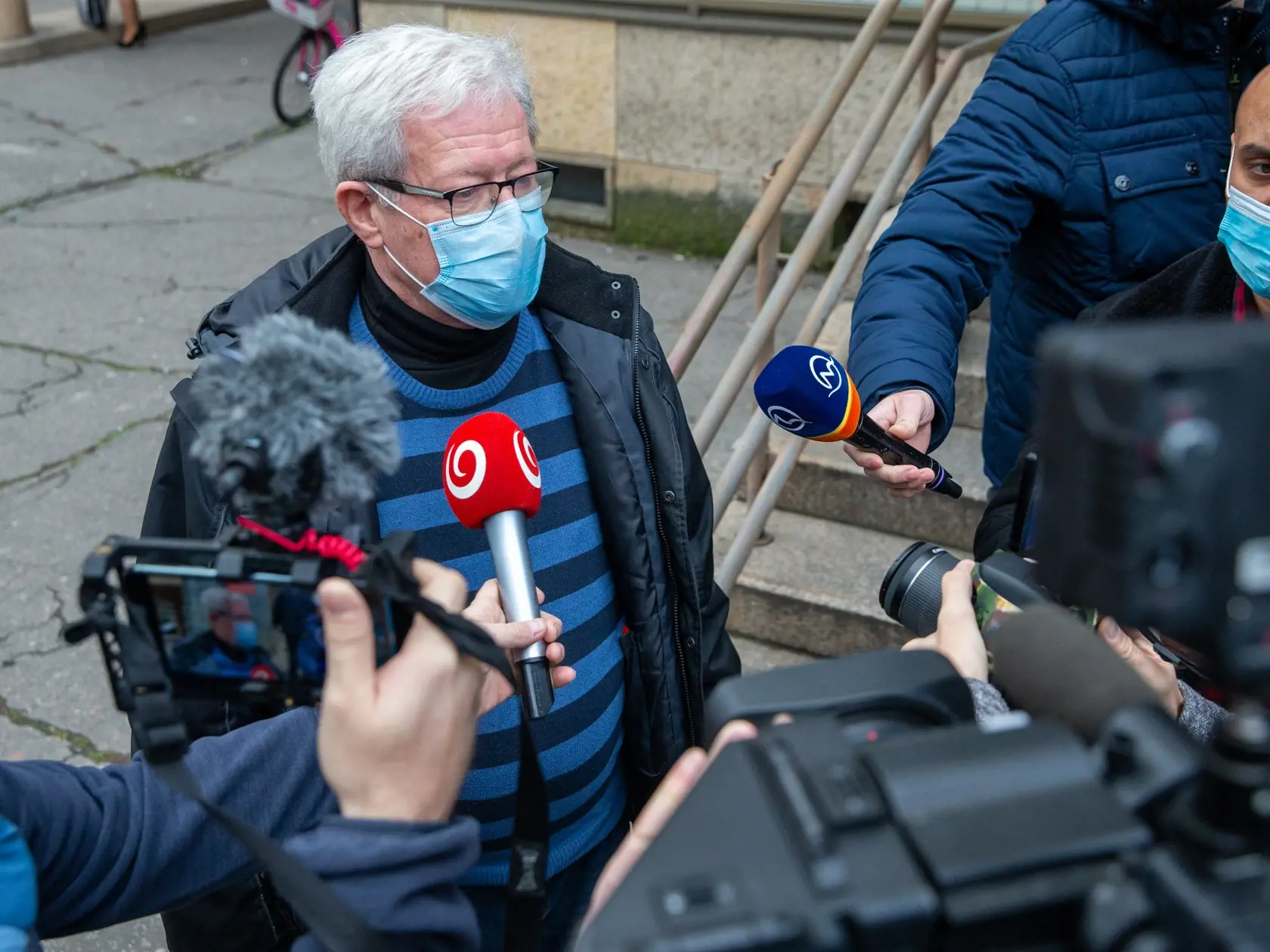 Medzi množstvom ľudí, ktorí prišli dnes ráno na NAKA, je aj obhajca niektorých aktérov v kauze Očistec Ľubomír Hlbočan. Podľa jeho slov sa klient Pavol Vorobjov postupne priznáva ku skutkom, ale len čiastočne.