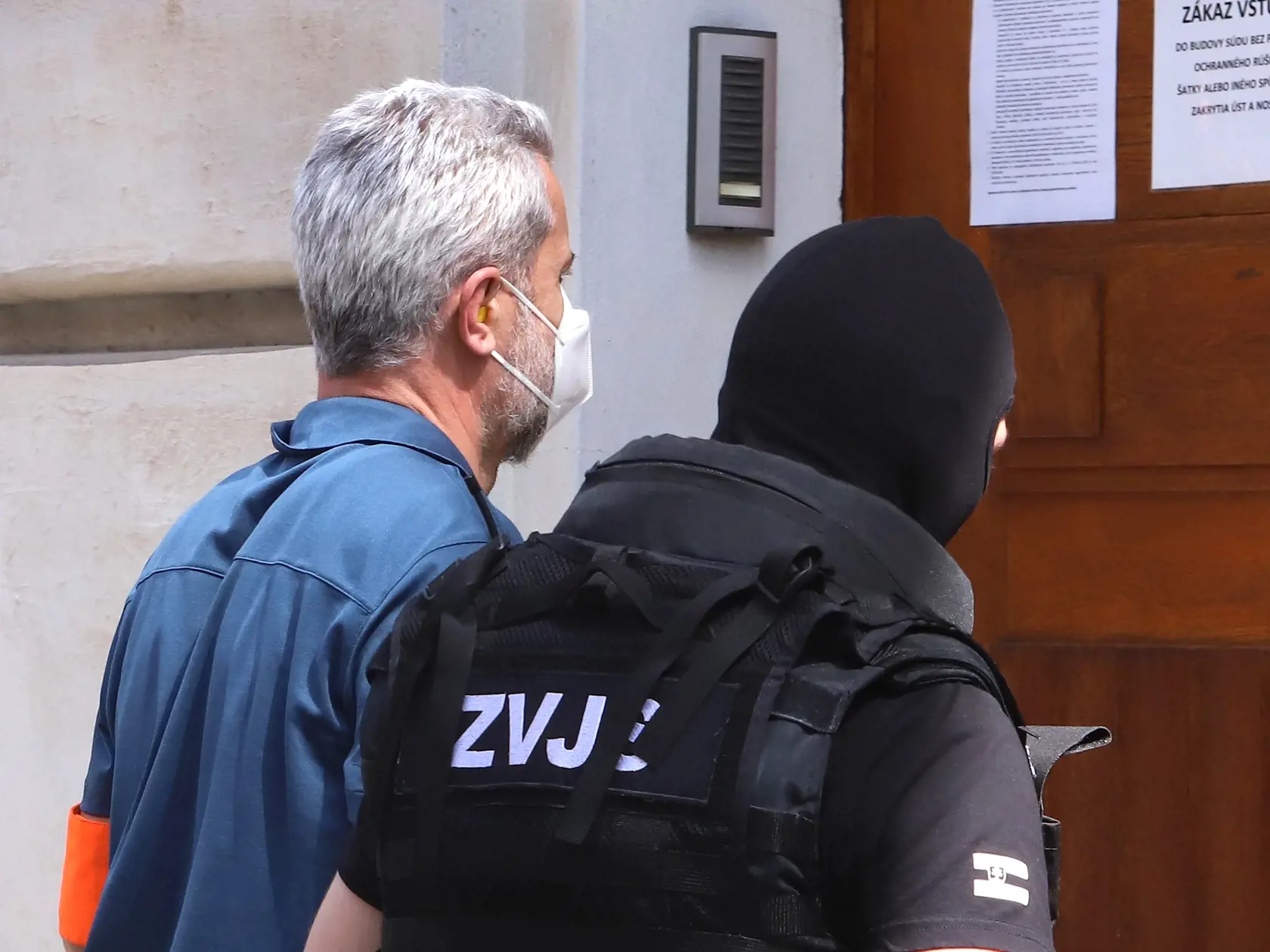 Sudca pre prípravné konanie Špecializovaného trestného súdu (ŠTS), pracovisko Banská Bystrica, rozhoduje o predĺžení väzby pre bývalého riaditeľa Národnej kriminálnej agentúry Petra H., v ktorej je od novembra 2020. NAKA ho vtedy zadržala v rámci policajnej akcie Očistec. Na snímke eskorta privádza obvineného bývalého riaditeľa Národnej kriminálnej agentúry Petra H. do budovy Špecializovaného trestného súdu (ŠTS) v Banskej Bystrici 10. mája 2021. FOTO TASR - Ján Krošlák