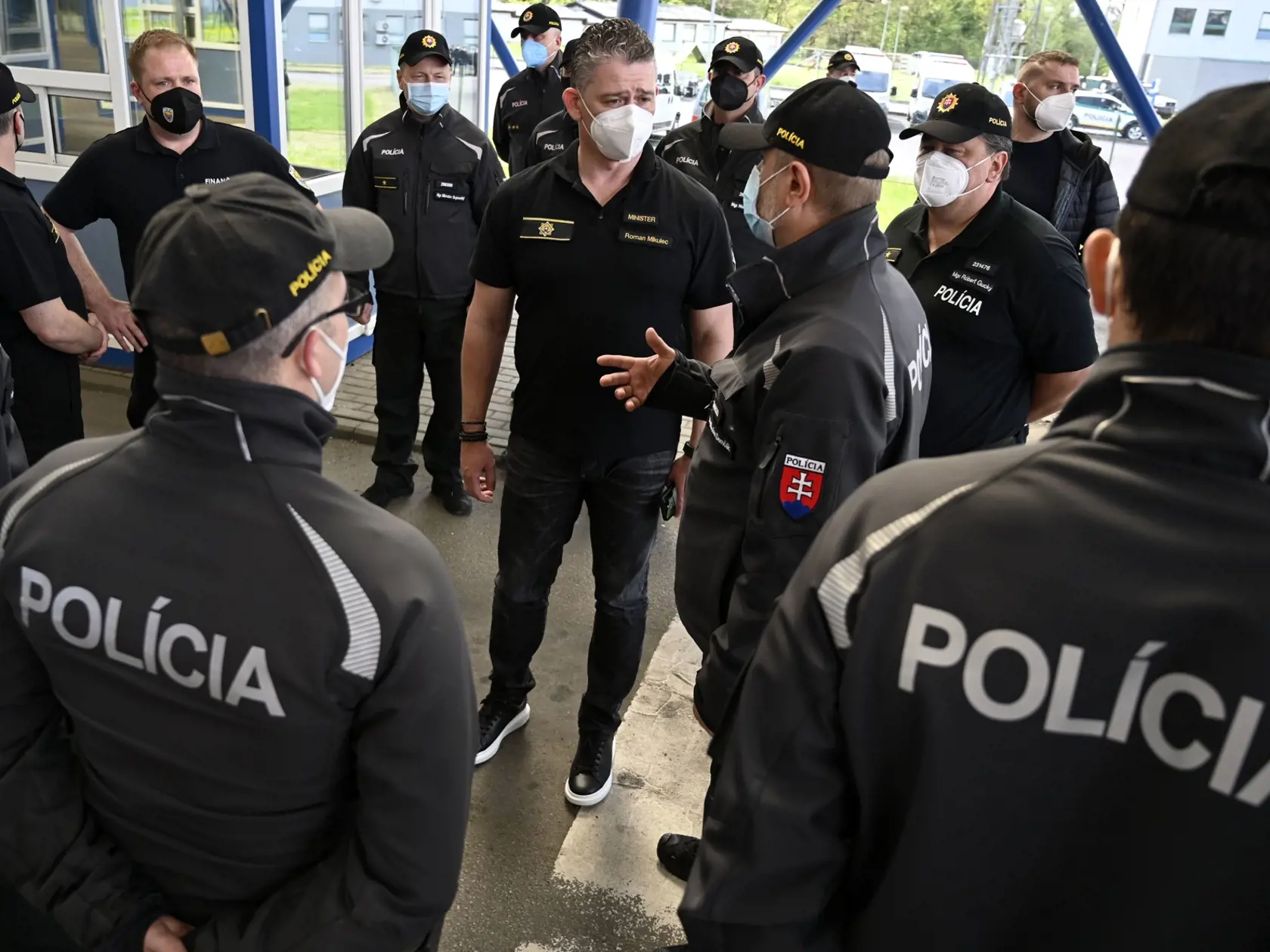 Na snímke uprostred minister vnútra SR Roman Mikulec v rozhovore s policajtmi počas návštevy na hraničnom priechode s Ukrajinou vo Vyšnom Nemeckom v utorok 4. mája 2021. FOTO TASR - Roman Hanc