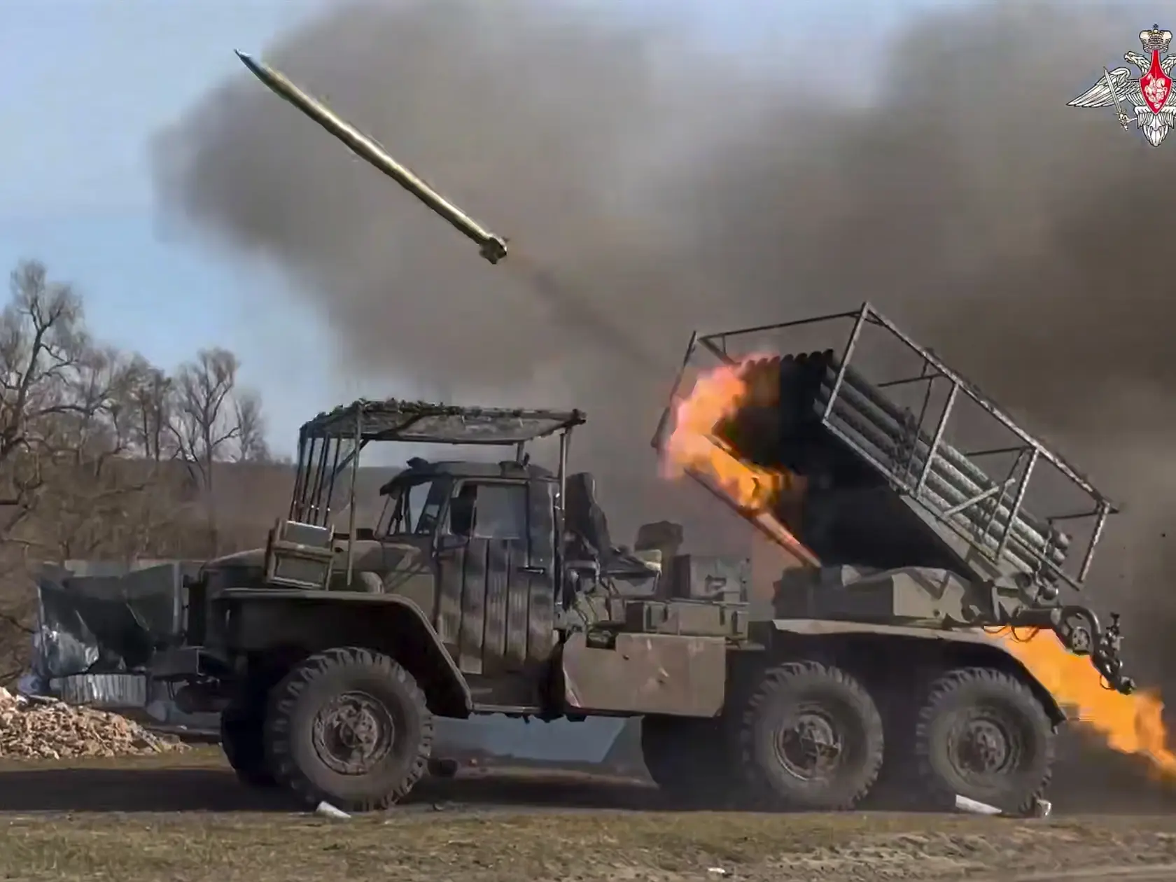 Na videosnímke, ktorú zverejnilo ruské ministerstvo obrany v stredu 2. apríla 2025, samohybný 122 mm raketomet Grad strieľa na ukrajinské pozície v pohraničnej Kurskej oblasti v Rusku.
