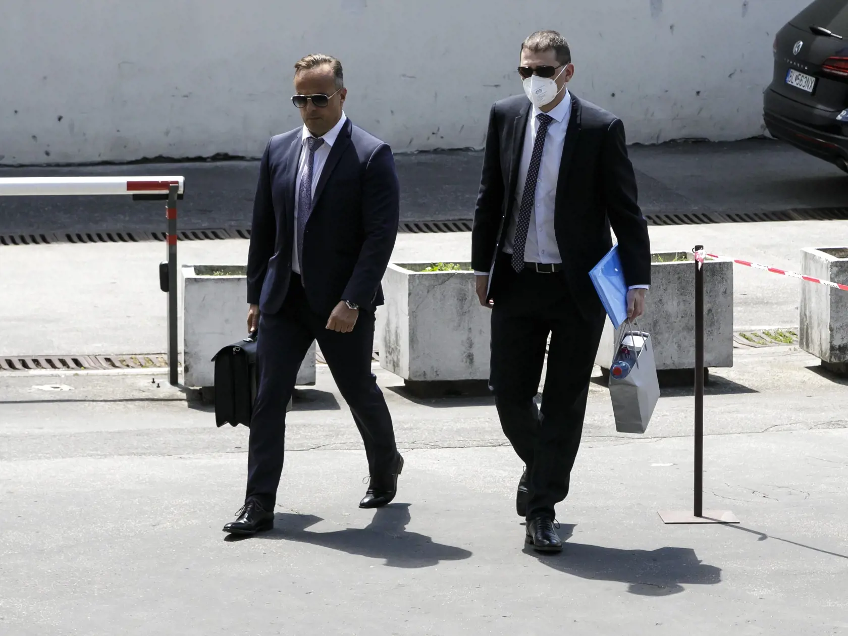Trojčlenný senát Najvyššieho súdu (NS) SR sa v pondelok zaoberá obvineným riaditeľom Úradu inšpekčnej služby Adriánom Sz., ktorého 5. júna Špecializovaný trestný súd (ŠTS) v Pezinku nezobral do väzby. Adriána Sz. a bývalého riaditeľa národnej jednotky finančnej polície Národnej kriminálnej agentúry (NAKA) Bernarda S. a bývalého funkcionára NAKA Mariána K. stíhajú pre trestný čin zneužívania právomoci verejného činiteľa a korupčnú trestnú činnosť. Na snímke obvinený riaditeľ Úradu inšpekčnej služ