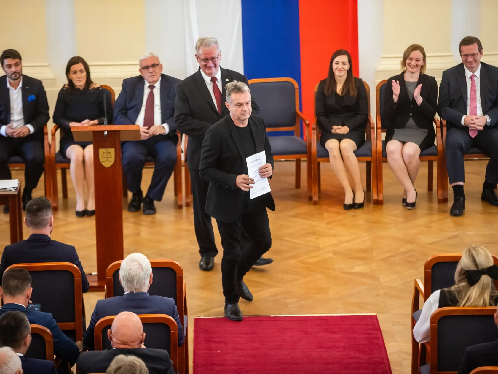 Novozvolení poslanci NR SR si preberajú osvedčenia o zvolení. Na snímke je Jozef Pročko.