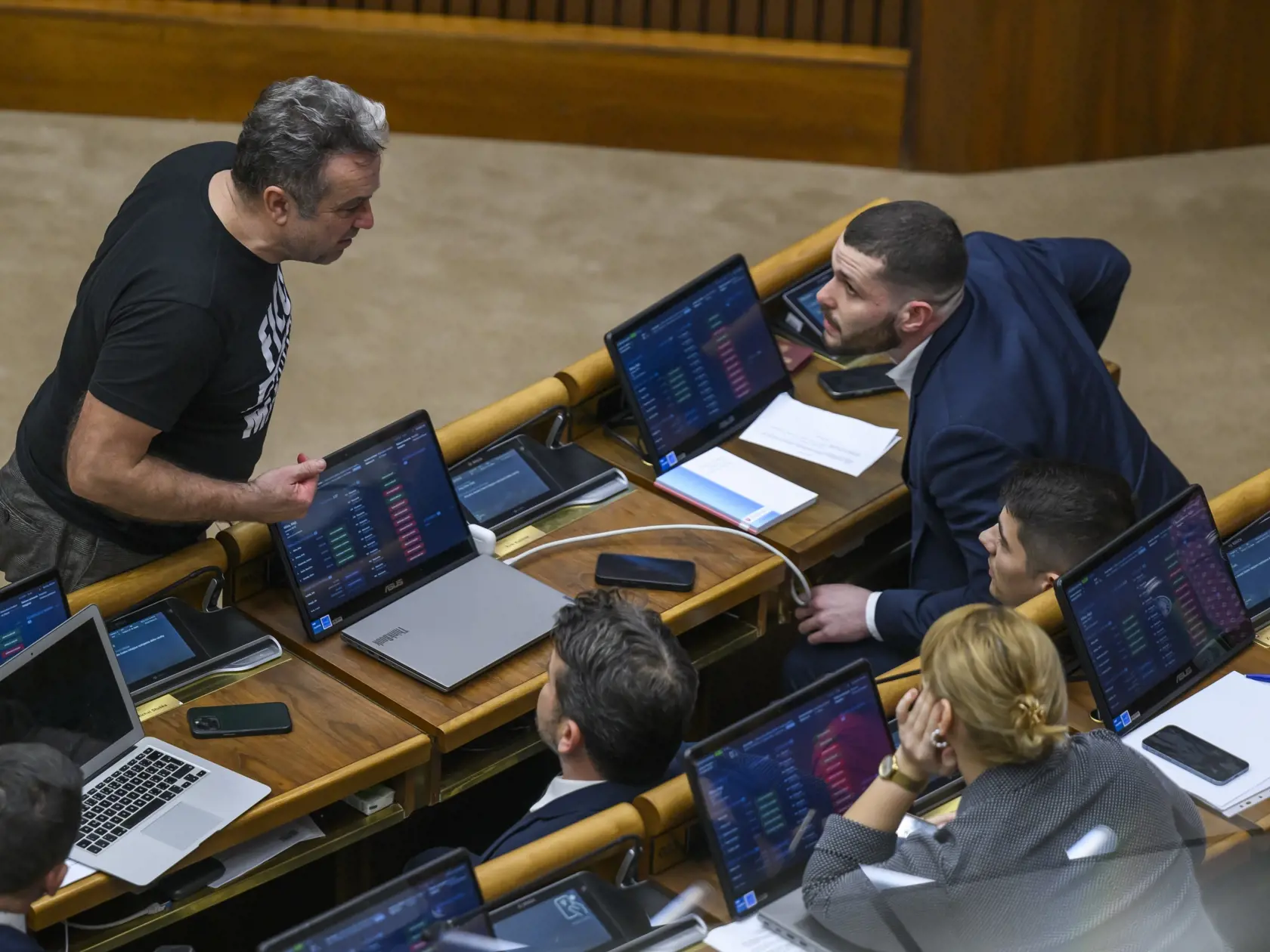 Na snímke poslanec NR SR Jozef Pročko (hnutie Slovensko) v konflikte s poslancami sprava Richardom Glückom a Erikom Kaliňákom (obaja Smer-SD) počas konfliktu v rámci rozpravy k tretiemu čítaniu k novele Trestného zákona na 9. schôdzi Národnej rady SR v Bratislave 8. februára 2024. FOTO TASR - Jaroslav Novák