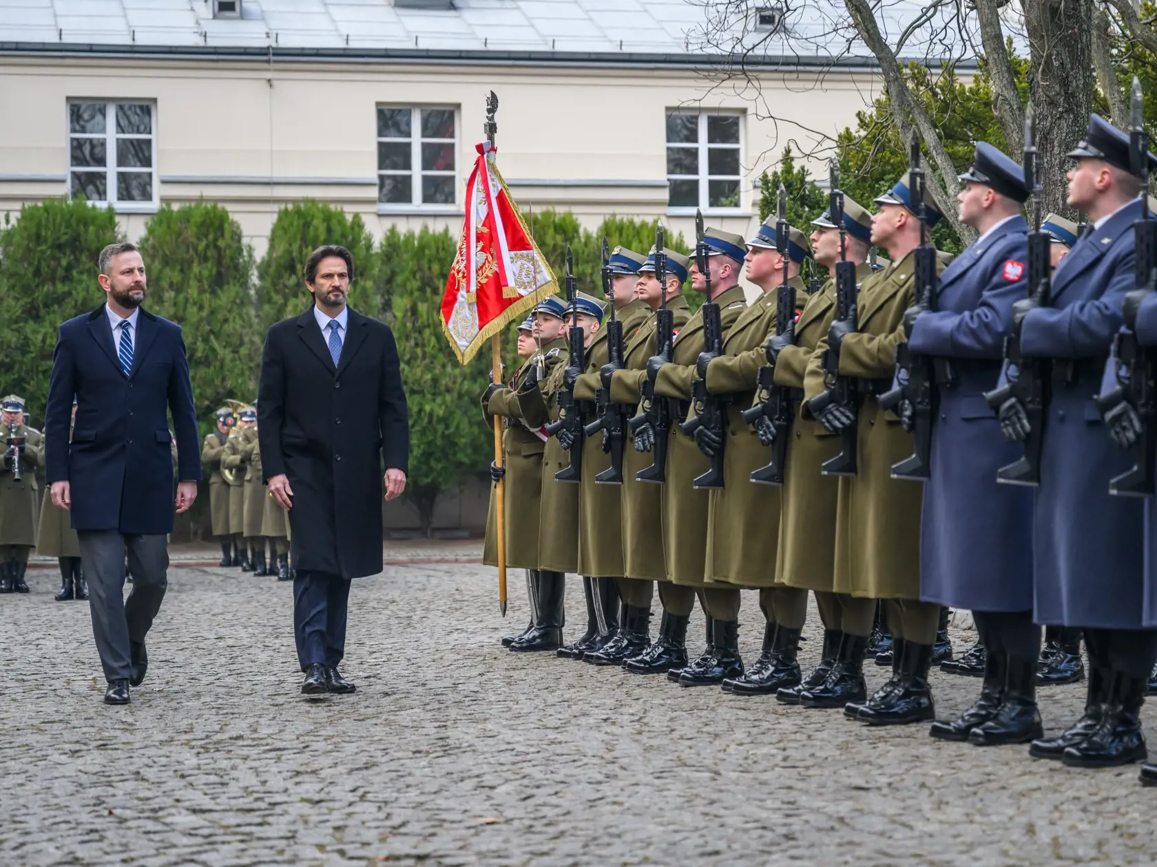 Na snímke sprava vicepremiér a minister obrany SR Robert Kaliňák (Smer-SD) počas stretnutia s poľským rezortným kolegom Wladyslawom Kosiniakom-Kamyszom vo Varšave 24. februára 2025. FOTO TASR - Jaroslav Novák