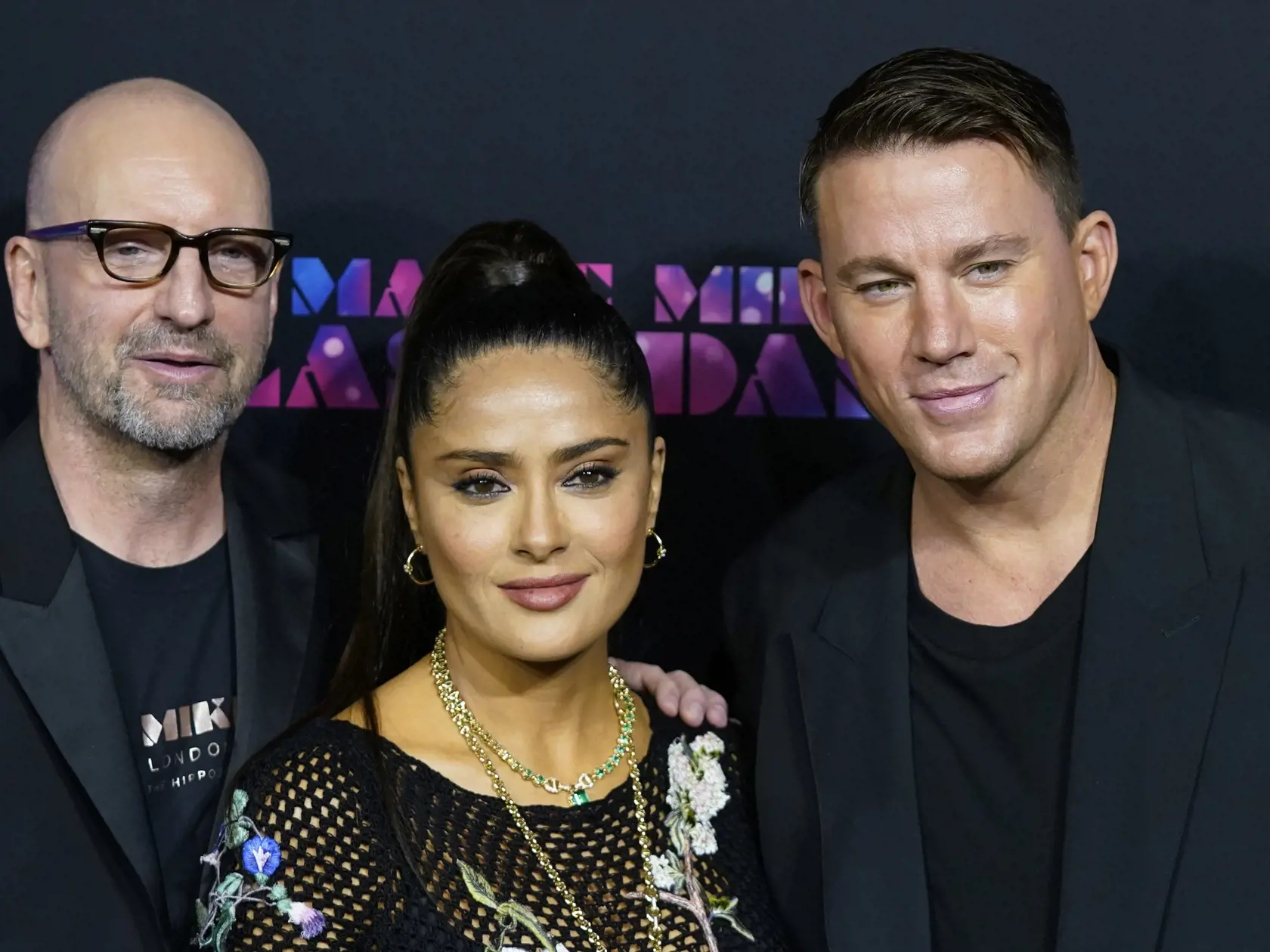 EBE 16 Miami Beach - Na snímke zľava americký režisér Steven Soderbergh, mexická herečka Salma Hayek a americký herec Channing Tatum (vo filme Mike Lane) pózujú na červenom koberci na premiére filmu Magic Mike's Last Dance v Miami Beach na americkej Floride v noci na štvrtok 26. januára 2023. FOTO TASR/AP


Director Steven Soderbergh, left, poses with actors Salma Hayek, center, and Channing Tatum on the red carpet at the premiere of the movie, "Magic Mike's Last Dance," Wednesday, Jan. 25, 2023