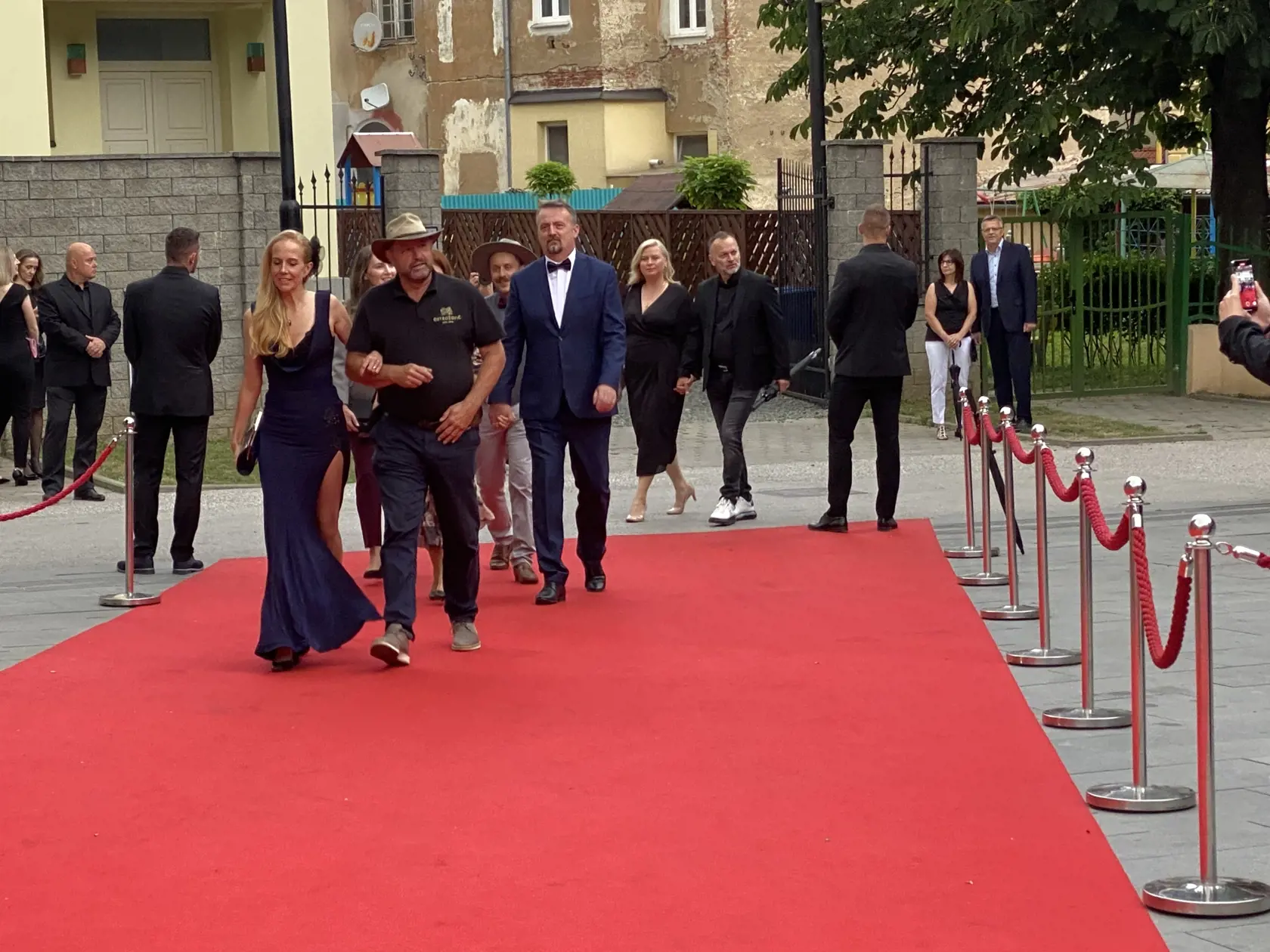 Vinár Jaroslav Ostrožovič s partiou. Príchod hostí na záverečný ceremoniál 30. ročníka medzinárodného festivalu Art Film Košice, na ktorom odovzdali ceny držiteľom honorárnych ocenení - Sergejovi Loznicovi, Antónii Liškovej a Marošovi Kramárovi a vyhlásili víťazov jednotlivých súťaží.