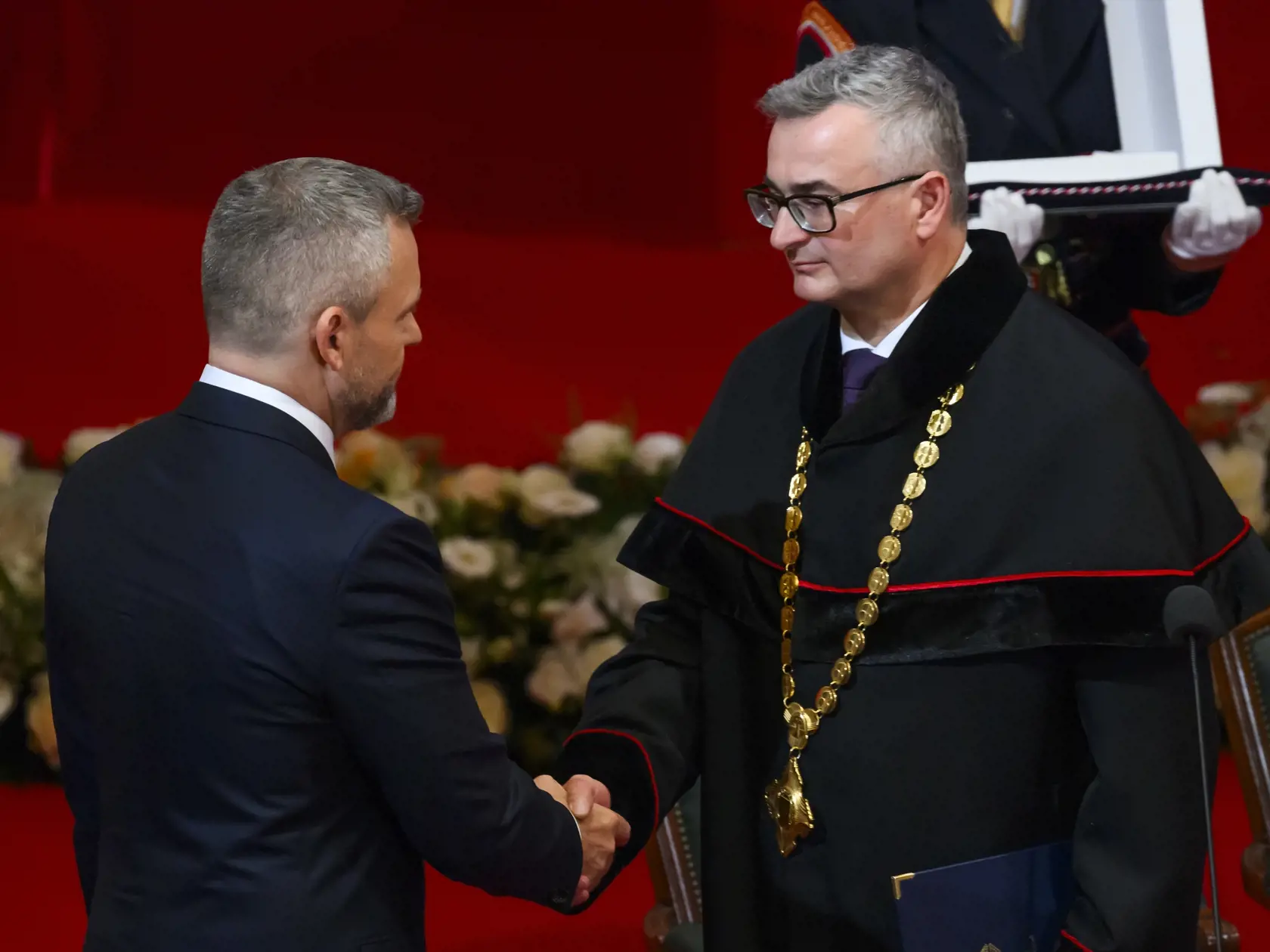 Na snímke vľavo zvolený prezident SR Peter Pellegrini skladá sľub predpísaný Ústavou SR do rúk predsedu Ústavného súdu SR Ivana Fiačana (druhý zľava) počas slávnostnej schôdze Národnej rady SR pri príležitosti zloženia sľubu prezidenta SR v priestoroch budovy Slovenskej filharmónie 15. júna 2024 v Bratislave. FOTO TASR - Jaroslav Novák