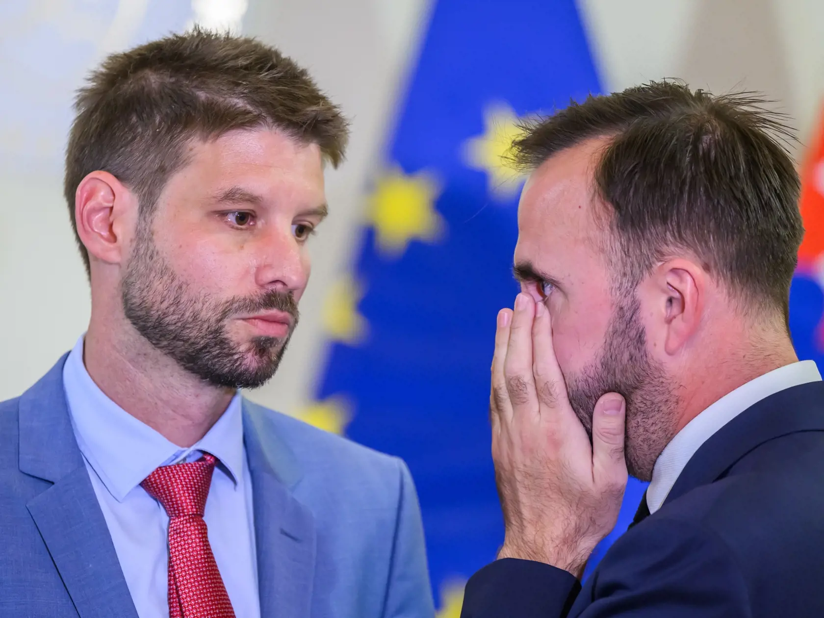 Na snímke sprava člen predsedníctva Progresívneho Slovenska (PS) a expert na verejné financie Štefan Kišš a predseda PS Michal Šimečka reagujú na tlačovej konferencii po rokovaní s premiérom Robertom Ficom (Smer-SD) a predstaviteľmi Ministerstva financií SR o konsolidácii na Úrade vlády SR v Bratislave v utorok 24. septembra 2024. Opozičné strany KDH a Progresívne Slovensko (PS) pozvanie predsedu vlády na rokovanie o konsolidačných opatreniach prijali, Sloboda a Solidarita (SaS) ho odmietla. FOT