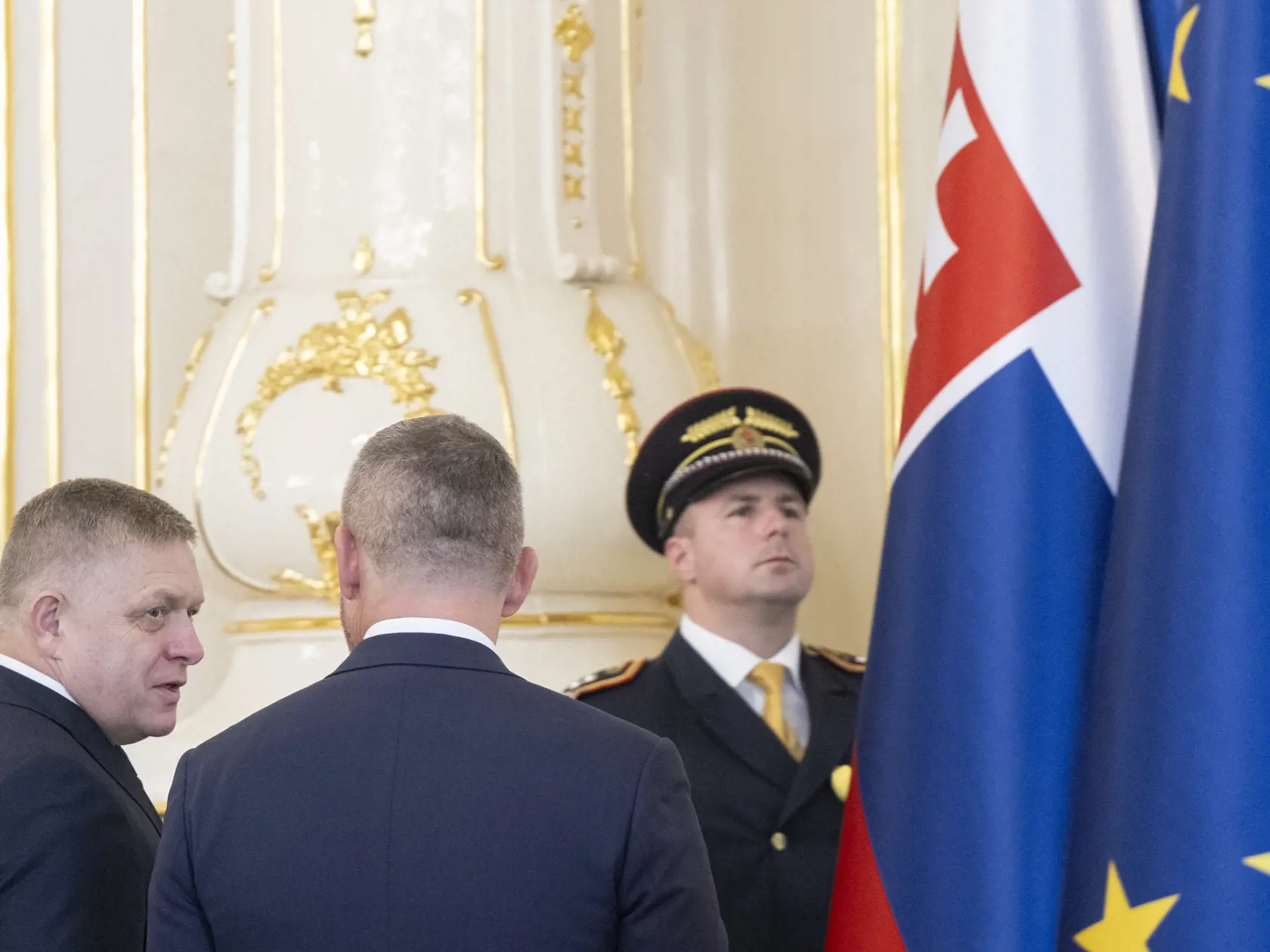 Prezident Peter Pellegrini prijal demisiu ministerky zdravotníctva Zuzany Dolinkovej (Hlas-SD) v Prezidentskom paláci v Bratislave vo štvrtok 10. októbra 2024. Vo funkcii ju nahradil Kamil Šaško (Hlas-SD). Na snímke prezident SR Peter Pellegrini (uprostred) a premiér SR Robert Fico (Smer-SD, vľavo) diskutujú po vymenovaní nového ministra zdravotníctva Kamila Šaška v Prezidentskom paláci v Bratislave vo štvrtok 10. októbra 2024. Dolinková oznámila svoj koniec vo funkcii minulý týždeň. Rozhodnutie odôvodnila tým, že necíti podporu pre presadzovanie svojich cieľov a opatrení na zlepšenie zdravotníctva. Kritizovala okrem iného aj schválenie konsolidačných opatrení v parlamente. Kamil Šaško pôsobil ako štátny tajomník na ministerstve hospodárstva. Vláda ho z tejto pozície odvolala v stredu 9. októbra. FOTO TASR - Martin Baumann