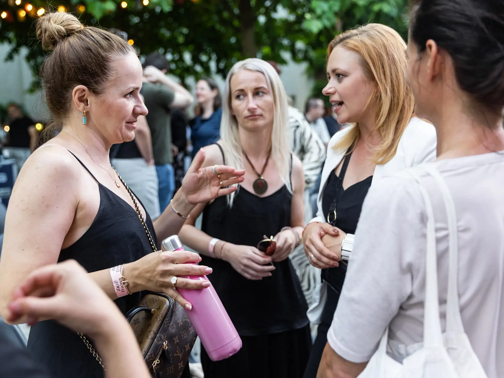 Spomienková akcia na herca Dana Heribana v Trnave. Na snímke Kamila Heribanová a Zuzana Kubovčíková Šebová.