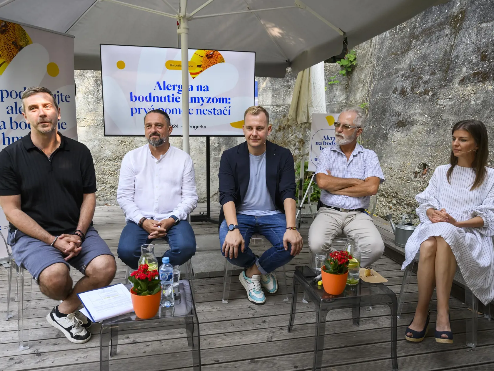 Na snímke zľava herec a moderátor Štefan Martinovič, lekár Záchrannej zdravotnej služby Július Pavčo, prezident Slovenskej spoločnosti alergológie a klinickej imunológie Miloš Jeseňák, alergológ a imunológ Martin Hrubiško a pacientka so skúsenosťou s alergiou a liečbou na bodnutie hmyzom Eszter Máté Csatlósová počas tlačovej konferencie na tému Alergia na bodnutie hmyzom : prvá pomoc nestačí. V Bratislave 9. júla 2024. FOTO TASR - Jaroslav Novák