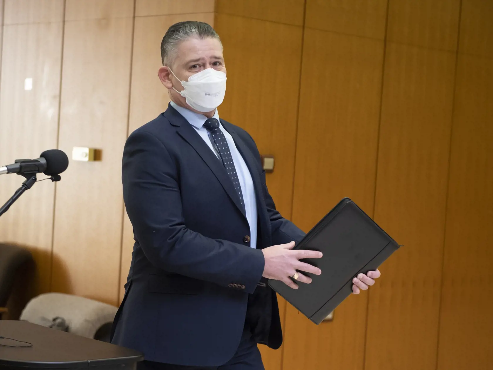 Na snímke minister vnútra SR Roman Mikulec (OĽaNO) prichádza na rokovanie vlády SR v Bratislave v stredu 23. februára 2022. FOTO TASR - Pavel Neubauer