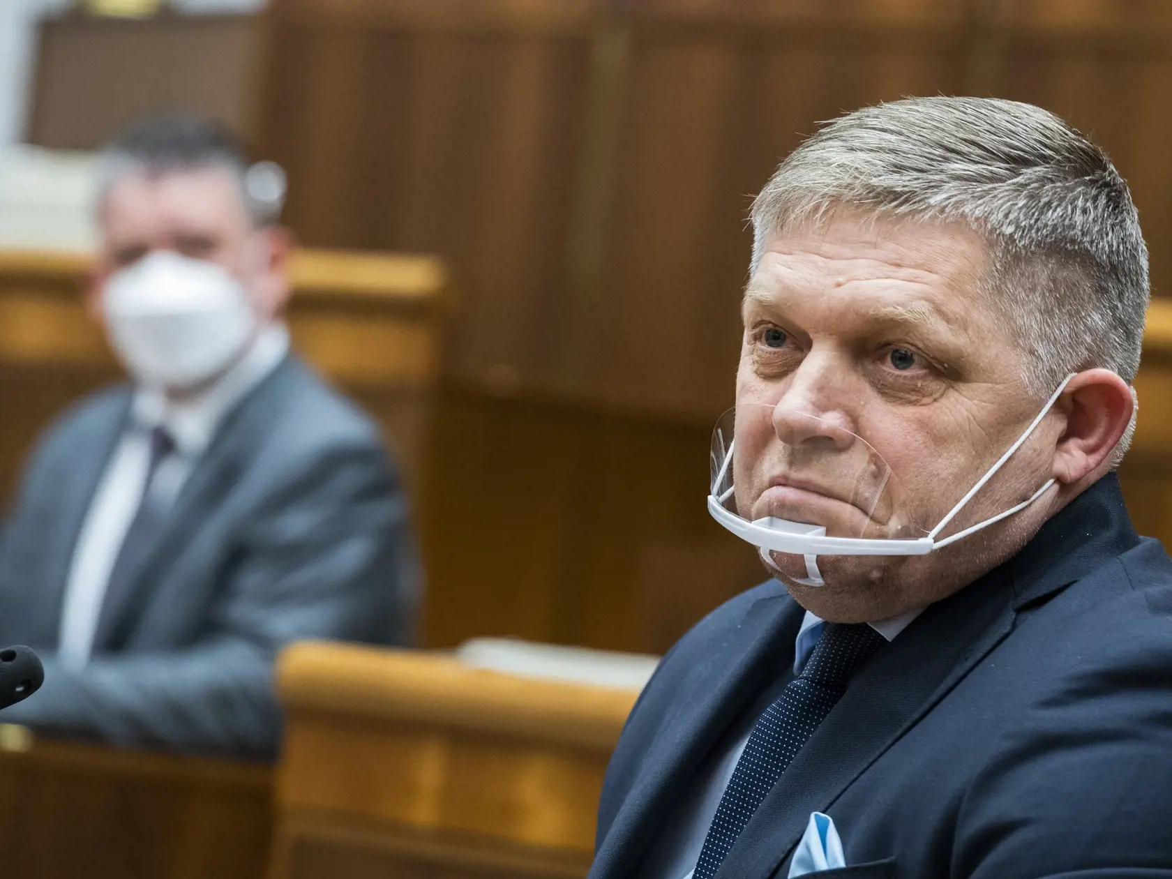 Na snímke zľava minister vnútra SR Roman Mikulec (OĽaNO) a poslanec NRSR Robert Fico (SMER-SD) počas 63. schôdze Národnej rady SR v Bratislave 30. marca 2022.