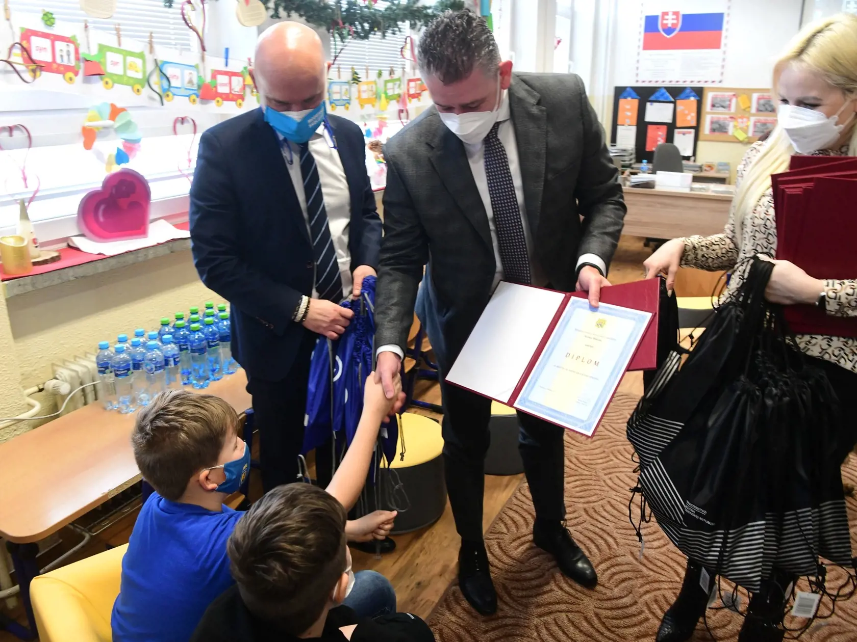 Roma Mikulec navštívil Základnú školu Vrútocká spolu s ministrom školstva Branislavom Gröhlingom (obaja OĽANO), hercom Jurajom Bačom a psíkom Robinom. Práve deti tejto školy dostali prvé príležitosť zoznámiť sa s poučným seriálom Robin s Bačom v hlavnej úlohe.