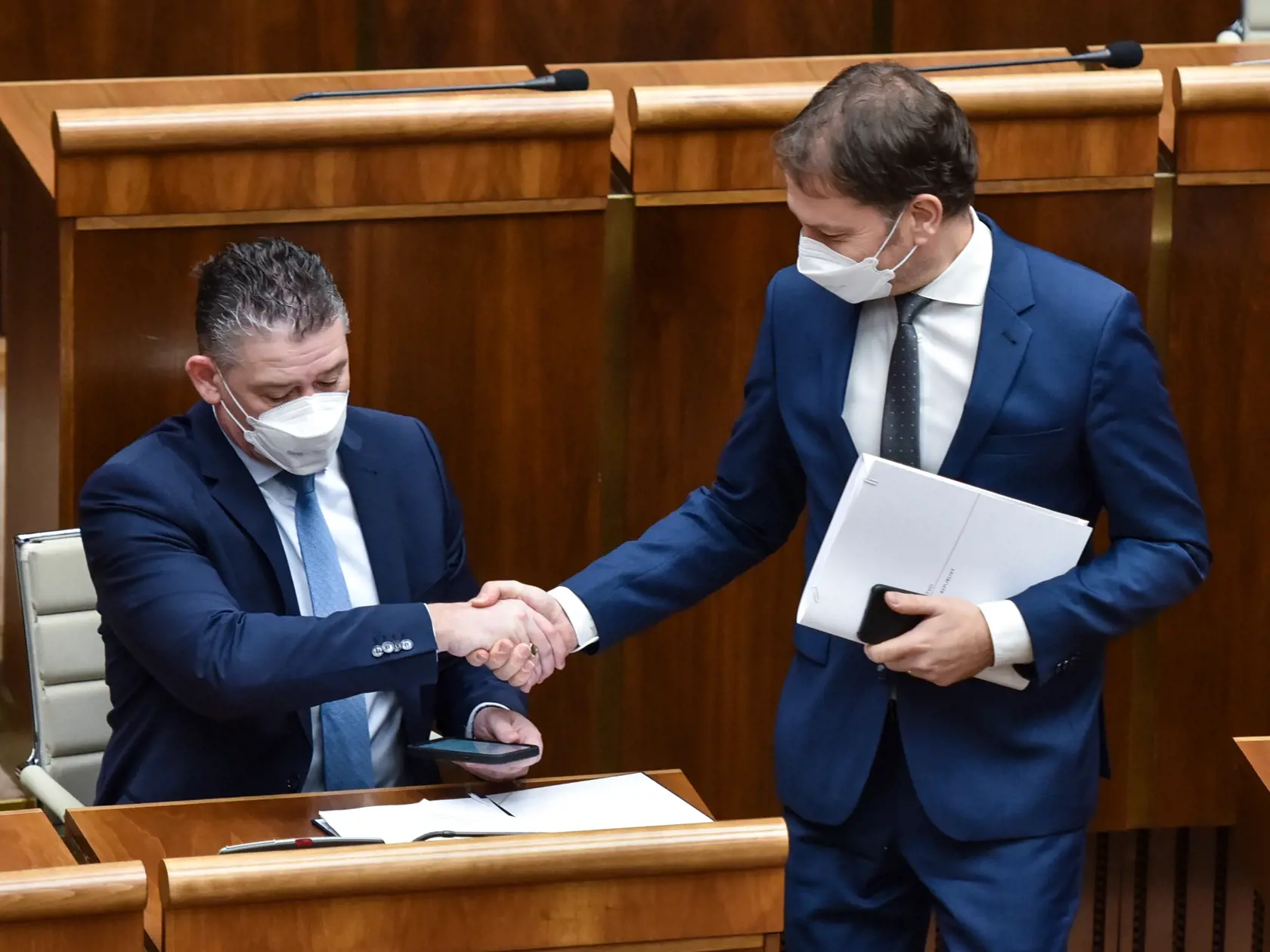 Na snímke zľava minister vnútra SR Roman Mikulec (OĽaNO) a minister financií SR Igor Matovič (OĽaNO) počas mimoriadnej schôdze Národnej rady SR k návrhu na odvolanie ministra vnútra Romana Mikulca (OĽANO) z funkcie 18. februára 2022 v Bratislave. FOTO TASR - Pavol Zachar