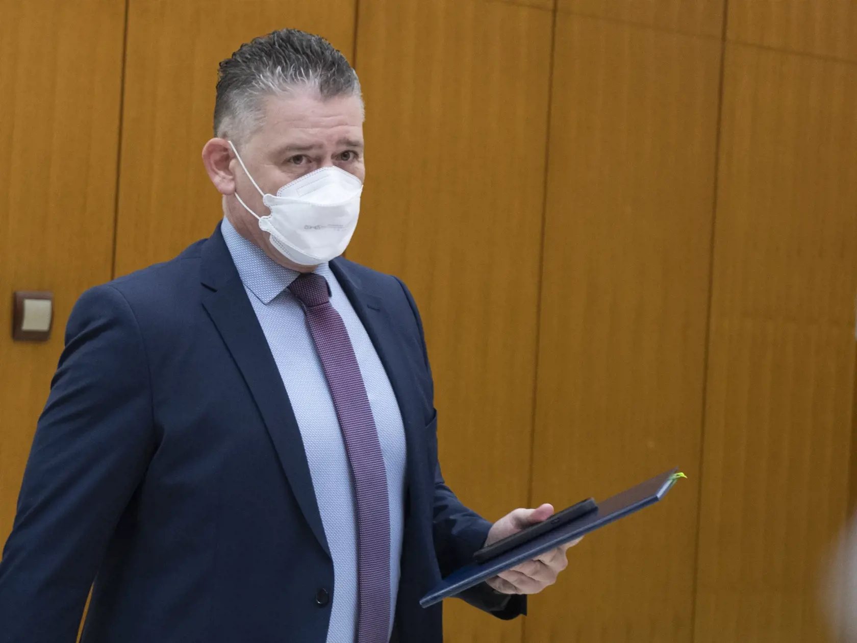 Na snímke minister vnútra SR Roman Mikulec (OĽANO) prichádza na 61. zasadnutie vlády SR 25. februára 2022 v Bratislave. FOTO TASR - Pavel Neubauer