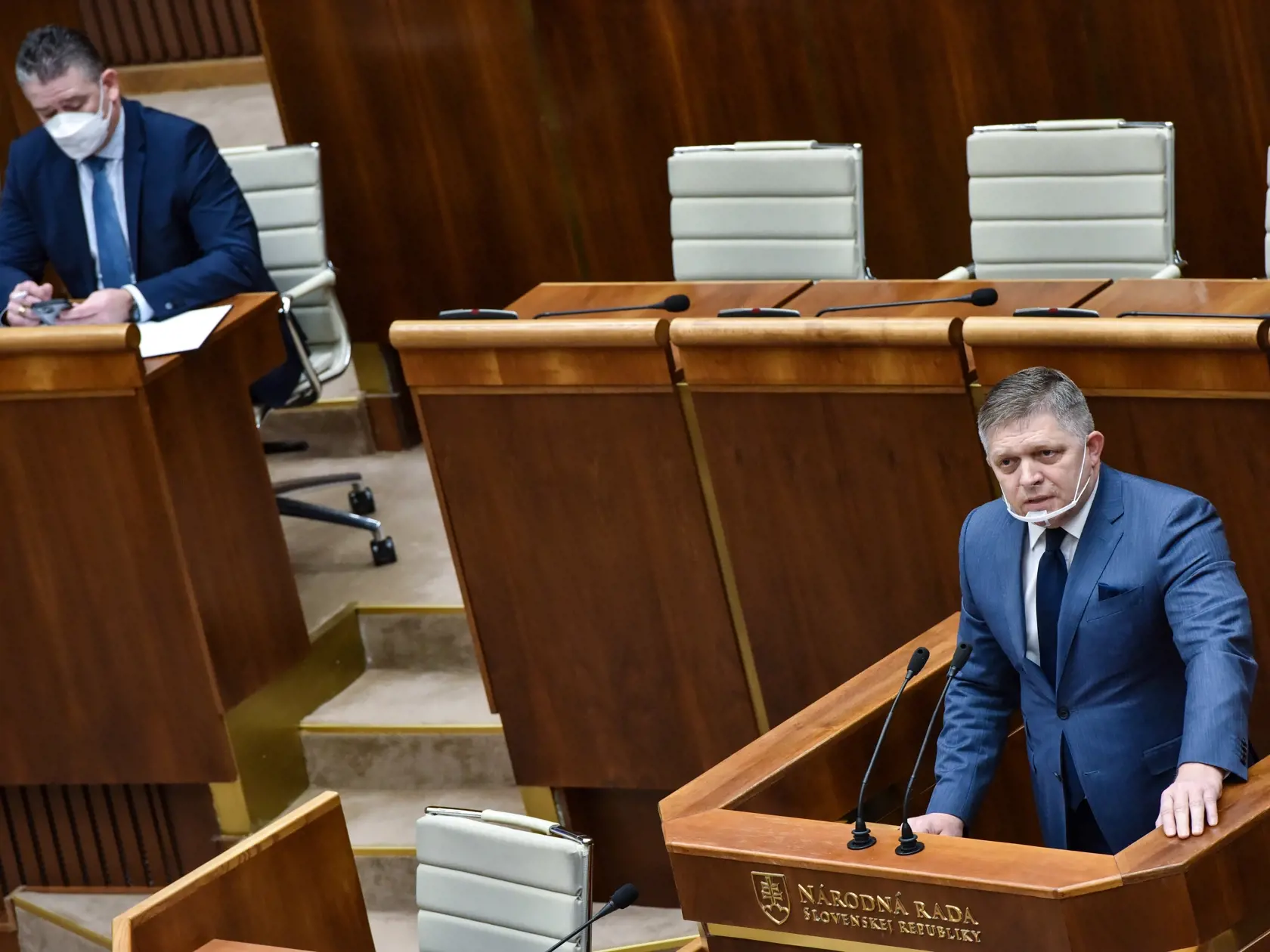 Na snímke sprava poslanec NR SR Robert Fico (Smer-SD) a minister vnútra SR Roman Mikulec (OĽaNO) počas mimoriadnej schôdze Národnej rady SR k návrhu na odvolanie ministra vnútra Romana Mikulca (OĽANO) z funkcie 18. februára 2022 v Bratislave. FOTO TASR - Pavol Zachar
