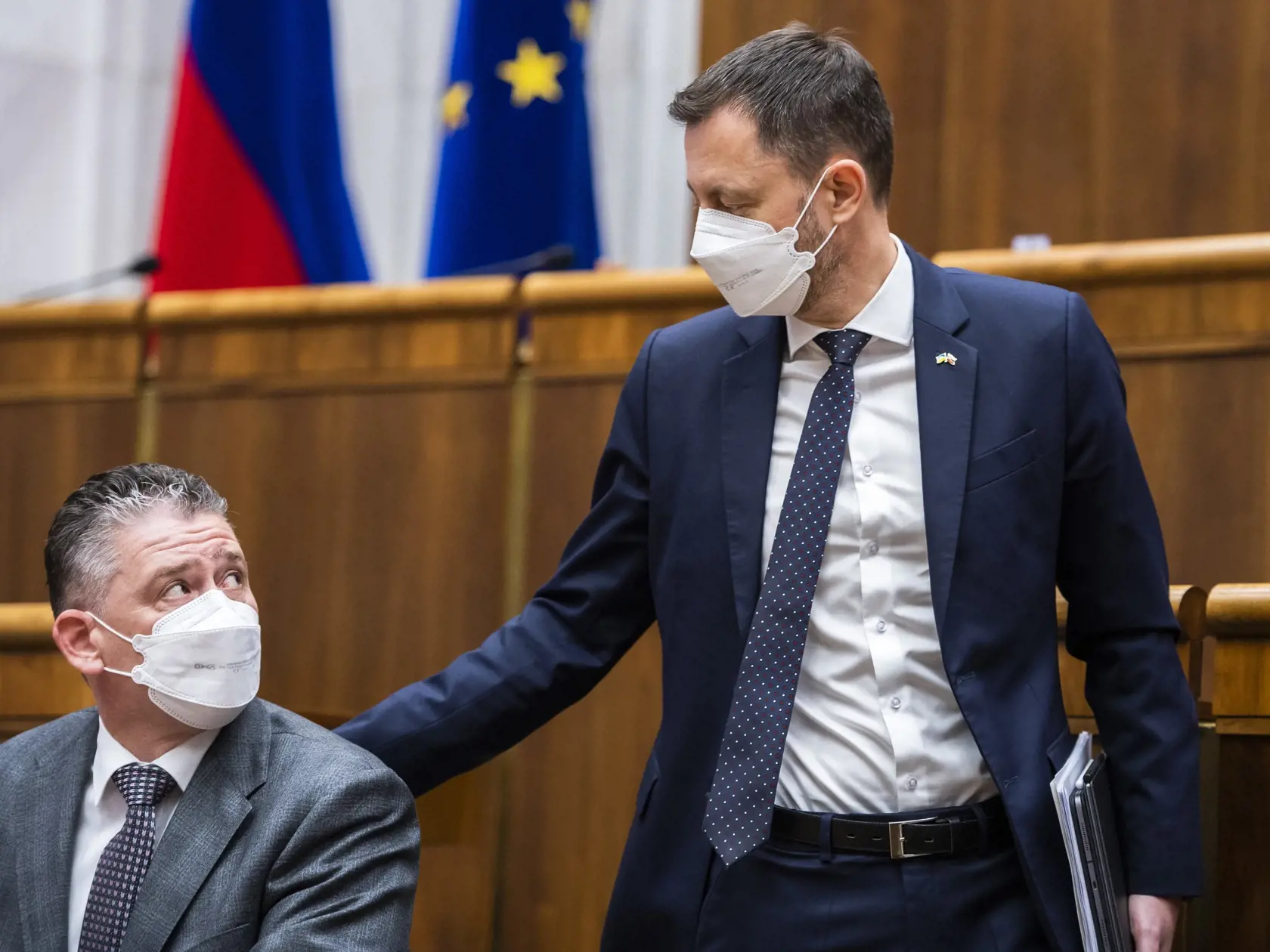 Na snímke zľava minister vnútra SR Roman Mikulec (OĽaNO) a predseda vlády SR Eduard Heger (OĽaNO)