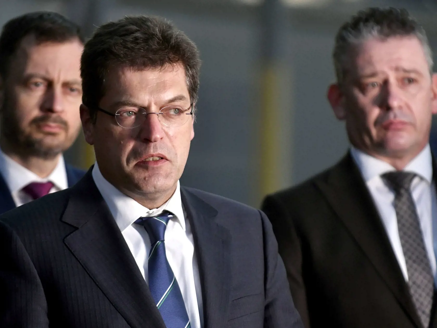 Na snímke zľava predseda vlády SR Eduard Heger (OĽANO), eurokomisár pre krízové riadenia Janez Lenarčič a minister vnútra Roman Mikulec (OĽANO)