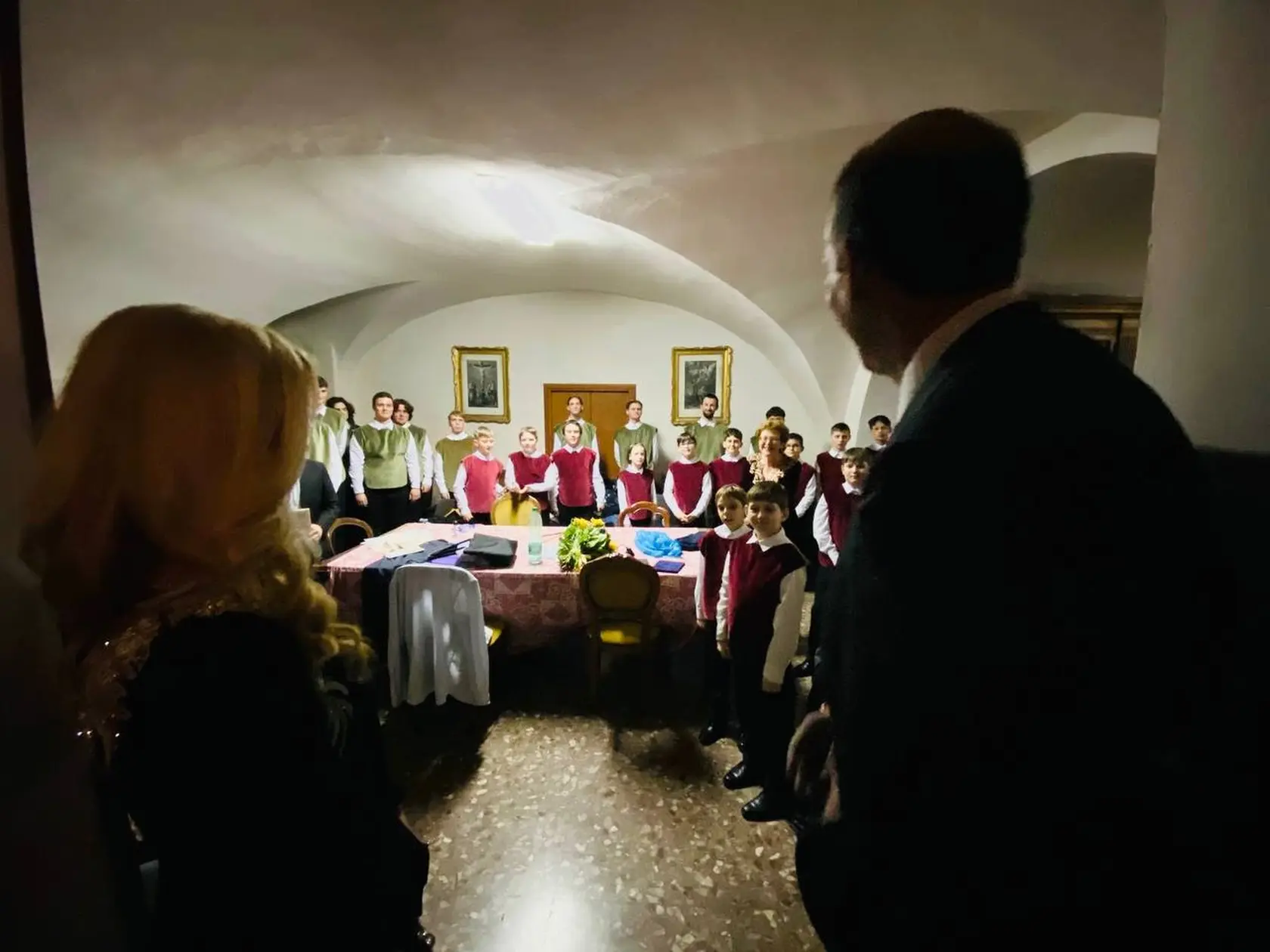 Vystúpenie Bratislavského chlapčenského zboru sledujú v Ríme naši politici.