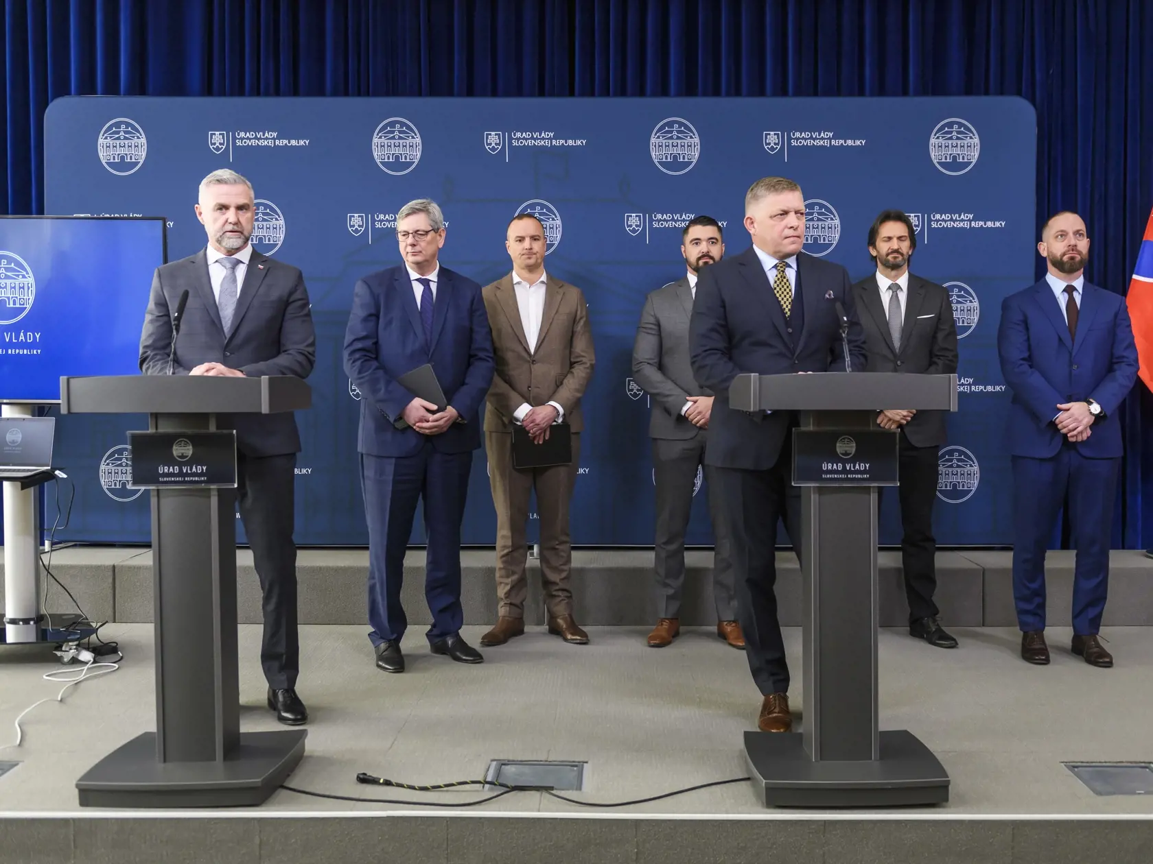 Na snímke zľava poslanec NR SR Tibor Gašpar (Smer-SD), minister spravodlivosti SR Boris Susko (Smer-SD), advokát David Lindtner, štátny tajomník Ministerstva spravodlivosti SR Pavol  Gašpar, predseda vlády SR Robert Fico (Smer-SD), vicepremiér a minister obrany SR Robert Kaliňák (Smer-SD) a advokát Marek Para počas tlačovej konferencie na tému: Prečo tak Matovič a celá opozícia kričia za záchranu Lipšica v Bratislave 10. januára 2024. FOTO TASR - Jaroslav Novák