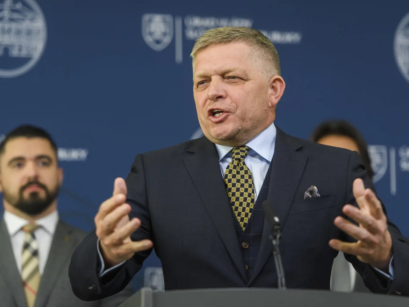 Na snímke zľava štátny tajomník Ministerstva spravodlivosti SR Pavol Gašpar, predseda vlády SR Robert Fico (Smer-SD) a vicepremiér a minister obrany SR Robert Kaliňák (Smer-SD) počas tlačovej konferencie na tému: Prečo tak Matovič a celá opozícia kričia za záchranu Lipšica v Bratislave 10. januára 2024. FOTO TASR - Jaroslav Novák