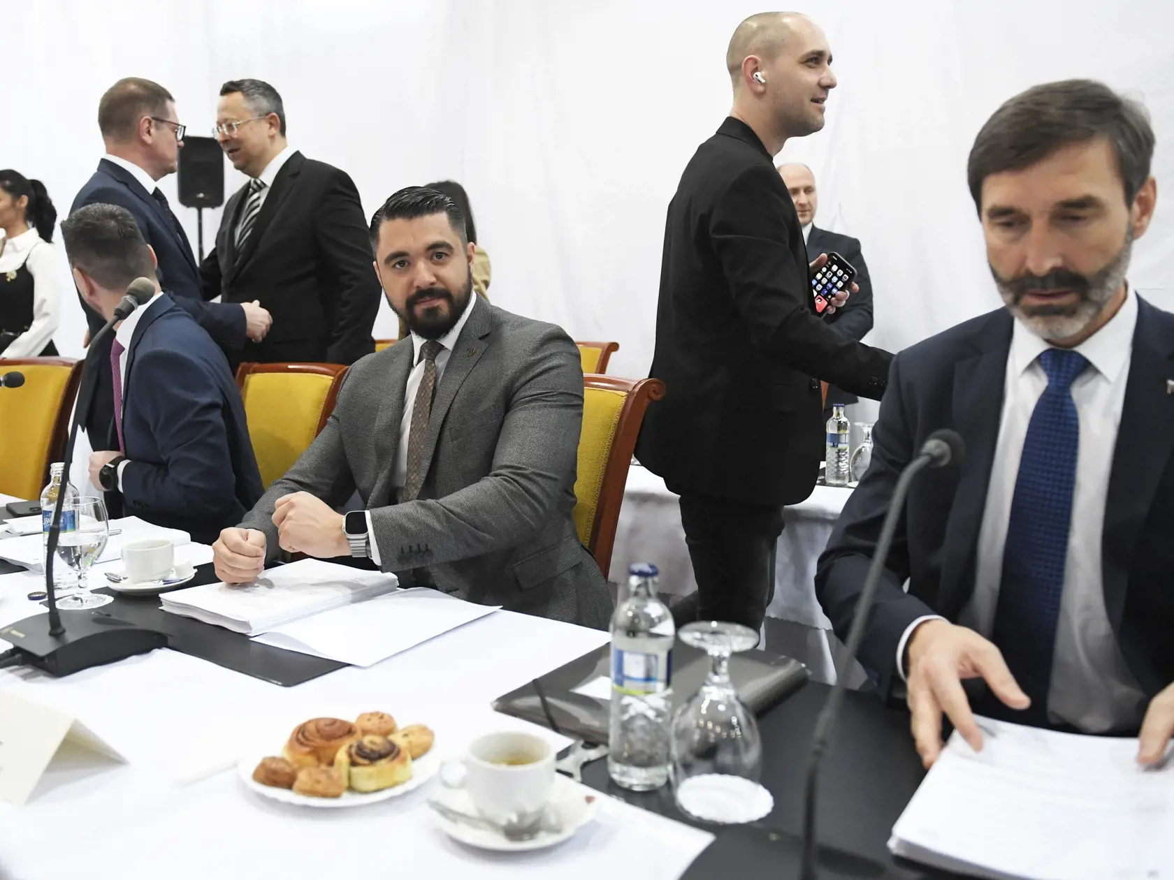 Na snímke zľava minister školstva, výskumu, vývoja a mládeže SR Tomáš Drucker (Hlas-SD), štátny tajomník Ministerstva spravodlivosti SR Pavol Gašpar a minister zahraničných vecí a európskych záležitostí SR Juraj Blanár (Smer-SD) počas výjazdového rokovania vlády SR na Základnú školu T. J. Moussona v Michalovciach 28. februára 2024. Predmetom výjazdového rokovania vlády Roberta Fica je aktuálna sociálna a ekonomická situáciu v okresoch Michalovce a Sobrance. FOTO TASR - František Iván
