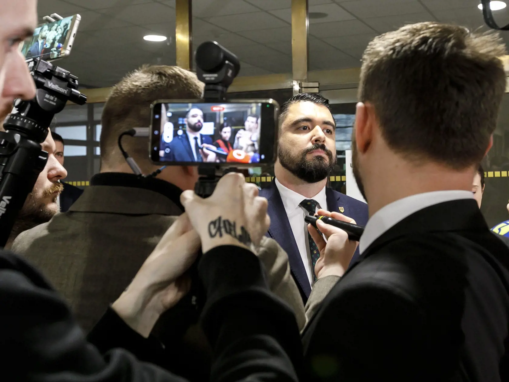 Na snímke námestník riaditeľa SIS Pavol Gašpar odpovedá na otázky novinárov po mimoriadnom rokovaní Osobitného kontrolného výboru NR SR na kontrolu činnosti SIS v Bratislave 11. marca 2024. FOTO TASR - Dano Veselský