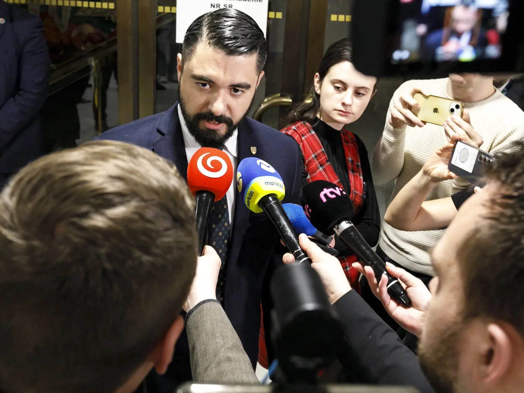 Na snímke námestník riaditeľa SIS Pavol Gašpar odpovedá na otázky novinárov po mimoriadnom rokovaní Osobitného kontrolného výboru NR SR na kontrolu činnosti SIS v Bratislave 11. marca 2024. FOTO TASR - Dano Veselský