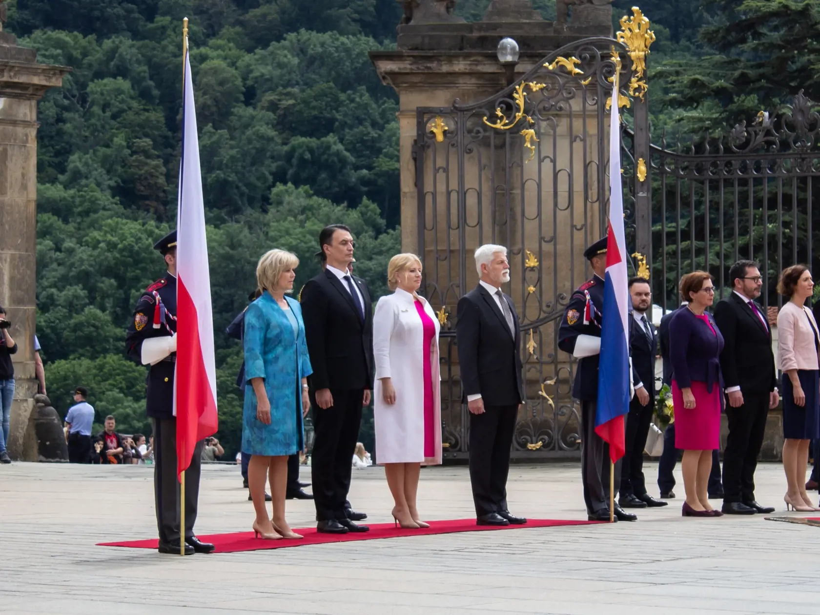 Na snímke sprava český prezident Petr Pavel, slovenská prezidentka Zuzana Čaputová, prezidentkin partner Juraj Rizman a manželka českého prezidenta Eva Pavlová počas oficiálneho privítania Zuzany Čaputovej na Pražskom hrade, kde začala svoju poslednú zahraničnú návštevu vo funkcii.