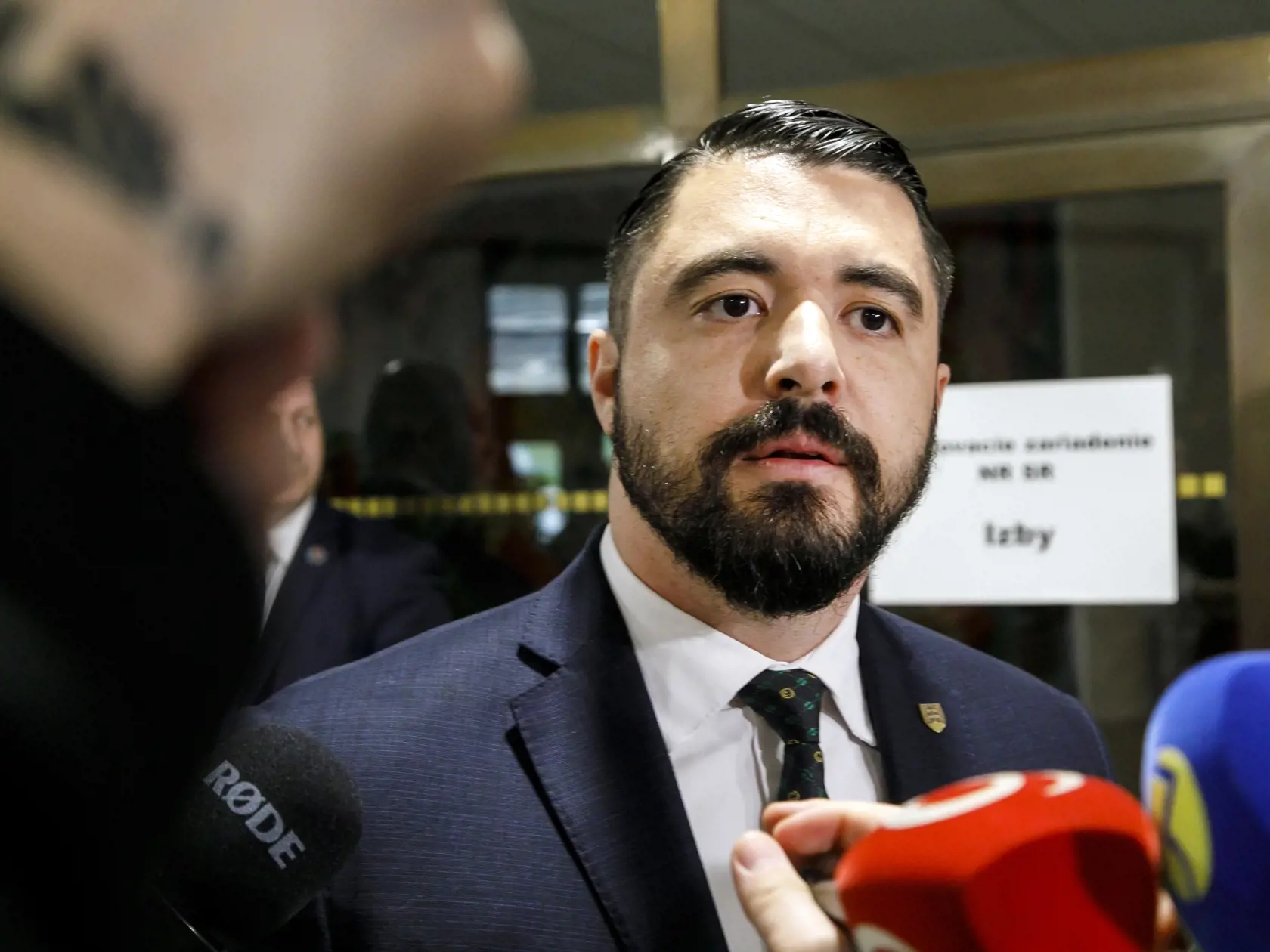 Na snímke námestník riaditeľa SIS Pavol Gašpar odpovedá na otázky novinárov po mimoriadnom rokovaní Osobitného kontrolného výboru NR SR na kontrolu činnosti SIS v Bratislave 11. marca 2024. FOTO TASR - Dano Veselský
