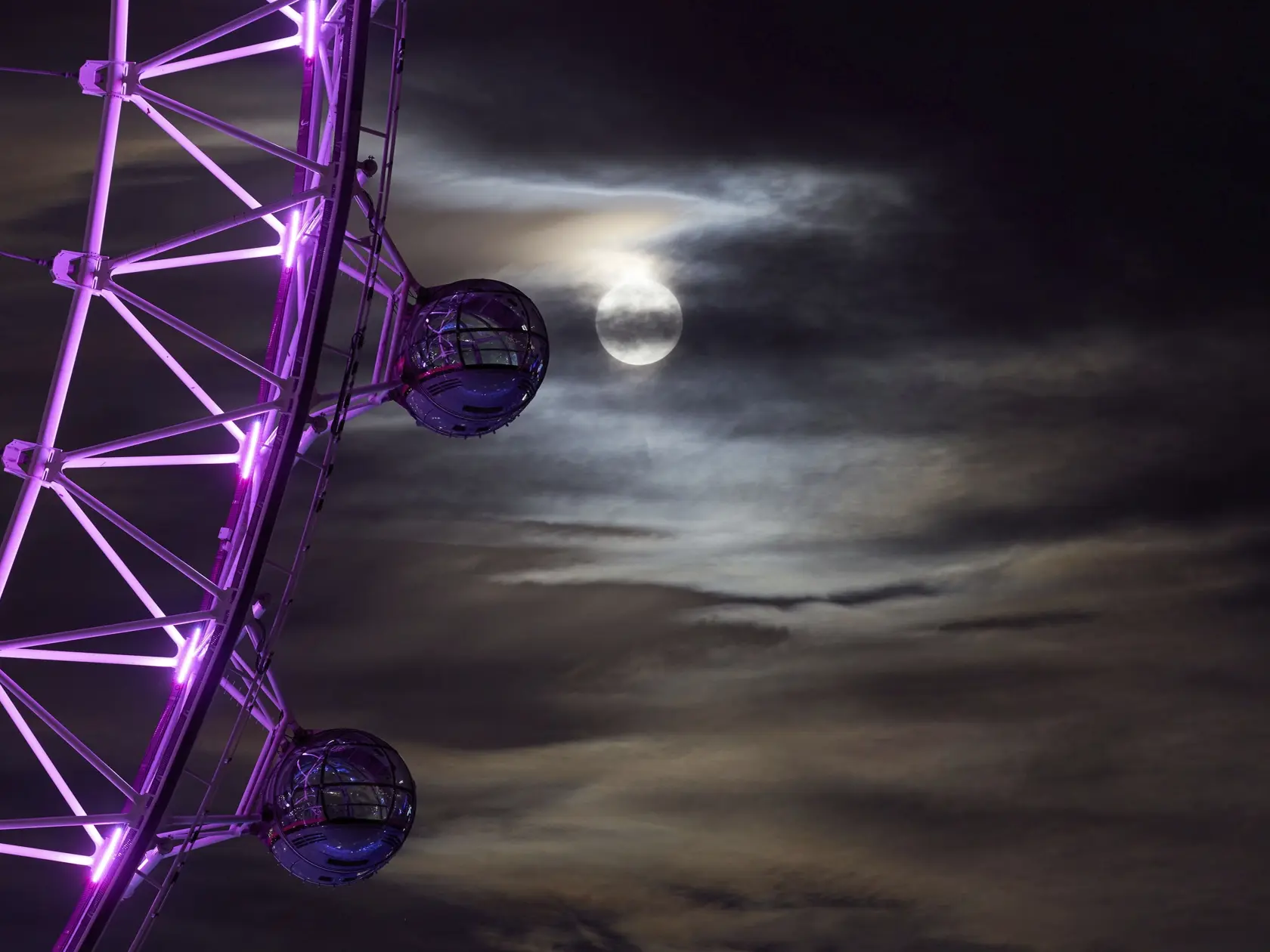 KK11 Londýn - Na snímke spln Mesiaca za Londýnskym okom 1. októbra 2020 v Londýne. FOTO TASR/AP
A harvest moon rises behind the London Eye, in London, Thursday, Oct. 1, 2020. (John Walton/PA via AP)