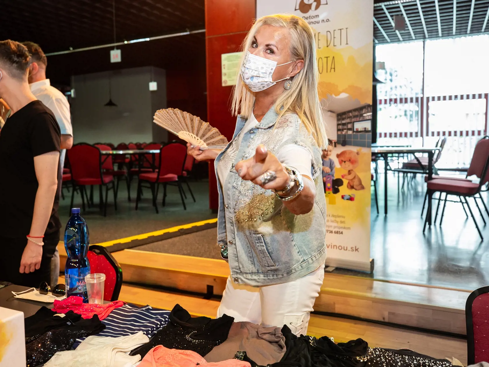 Charitatívny bazár Otta Weitera z vecí po jeho zosnulej manželke v bratislavskom Dome kultúry Zrkadlový háj. Na snímke Eva Máziková.