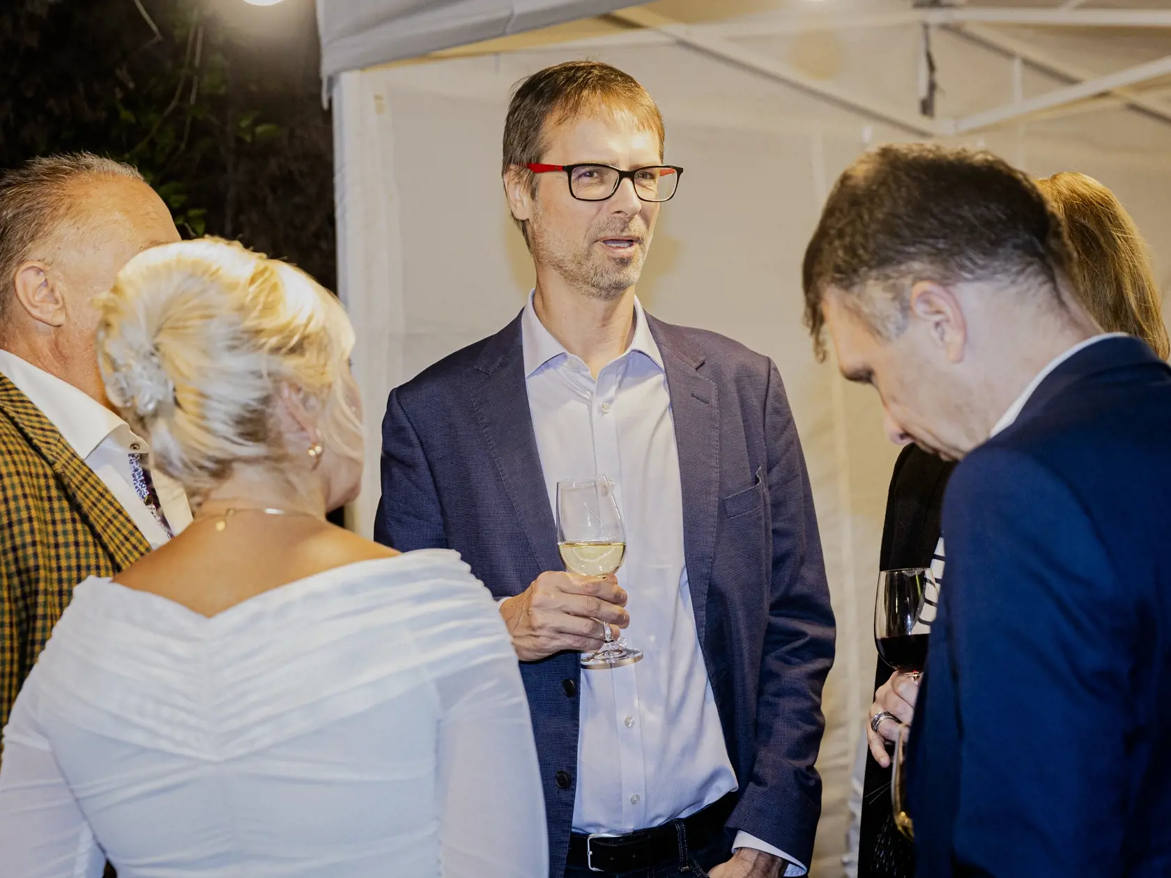 Na snímke Tomáš Szalay počas volebnej noci predčasných parlamentných volieb 2023.