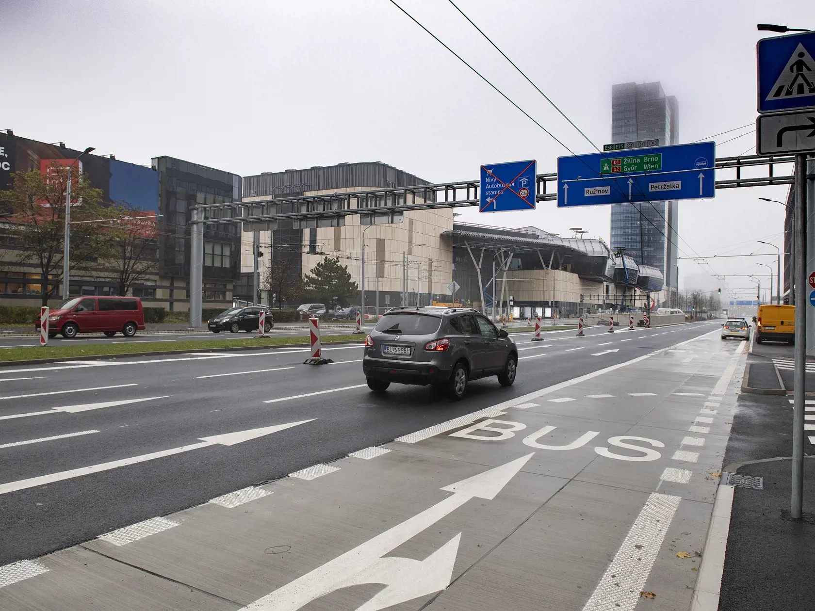 V Bratislave od pondelka (16. 11.) otvorili po rozsiahlej rekonštrukcii ulicu Mlynské nivy pre osobnú aj verejnú dopravu. Na snímke otvorená ulica Mlynské nivy v Bratislave 16. novembra 2020. FOTO TASR - Pavel Neubauer