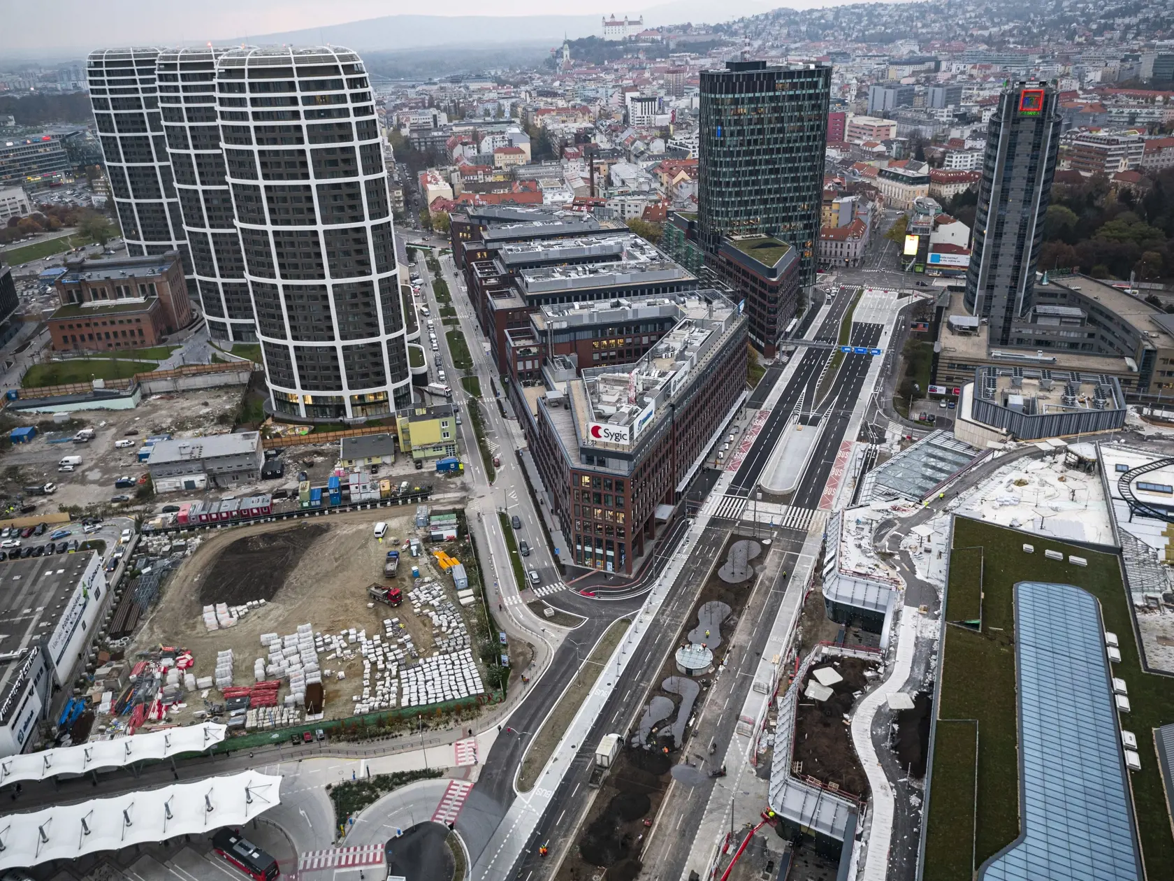 Na snímke vľavo Sky Park, uprostred hore Bratislavský hrad, uprostred Twin City, vpravo VÚB Banka, vpravo dole budúca Stanica Nivy a uprostred dole bulvár Mlynských Nív pred otvorením počas tlačovej konferencie v Bratislave 12. novembra 2020. FOTO TASR - Jaroslav Novák