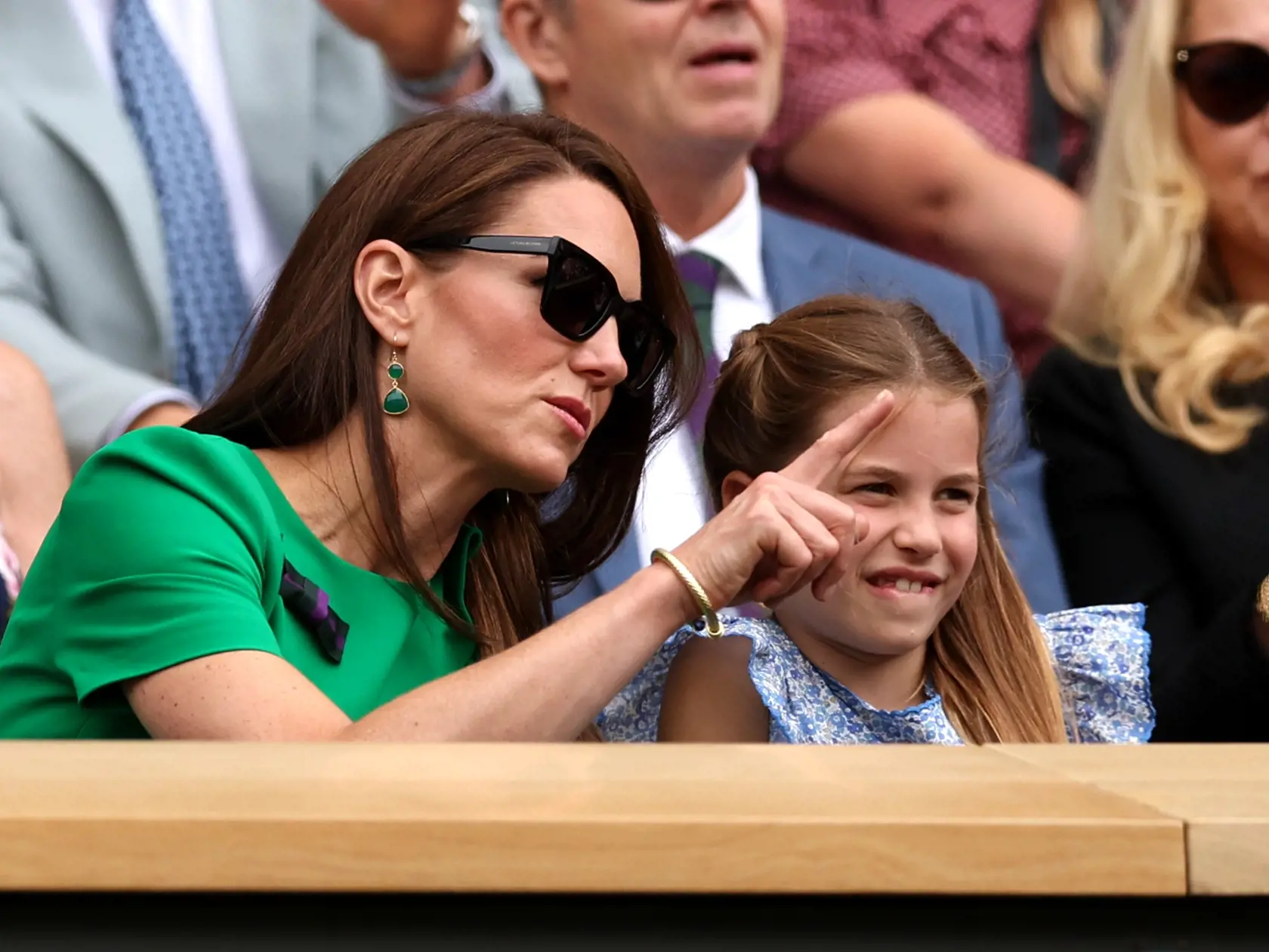 Na ikonickom Wimbledone nechýbala ani princezná Kate s Williamom, princom Georgom a princeznou Charlotte. Kate mala na sebe krásne zelené šaty, ktoré dokonale vyzdvihli jej postavu.