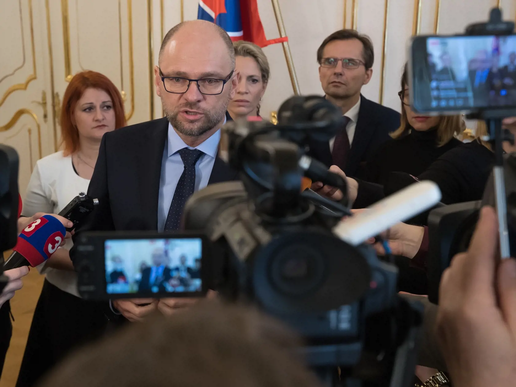 Zástupcovia opozičnej politickej strany SaS prišli na stretnutie s prezidentom Slovenskej republiky Andrejom Kiskom, aby mu prezentovali svoju predstavu o riešení aktuálnej politickej situácie po kauze zavraždenia investigatívneho novinára Jána Kuciaka a jeho partnerky Martiny Kušnírovej. Na snímke zľava je Natália Blahová, Richard Sulík, Jana Kiššová,Richard Sulík, Lucia Ďuriš Nicholsonová a Ľubomír Galko.