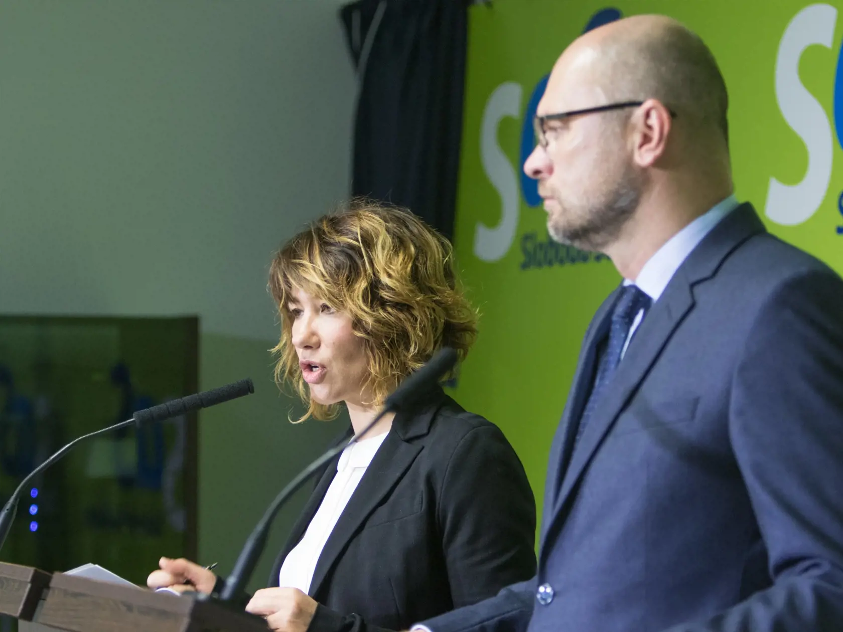 Z¾ava: Tímlíderka SaS Lucia Ïuriš Nicholsonová a predseda strany SaS Richard Sulík poèas tlaèovej besedy strany Sloboda a Solidarita (SaS), na ktorej predstavili reformu sociálne vylúèených spoloèenstiev (SVS). Bratislava, 13. november 2017. Foto: SITA/¼udovít Vaniher