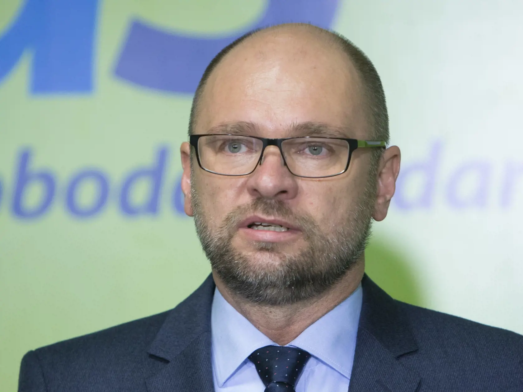 Predseda strany SaS Richard Sulík poèas tlaèovej besedy strany Sloboda a Solidarita (SaS) k predstaveniu reformy sociálne vylúèených spoloèenstiev (SVS). Bratislava, 13. november 2017. Foto: SITA/¼udovít Vaniher