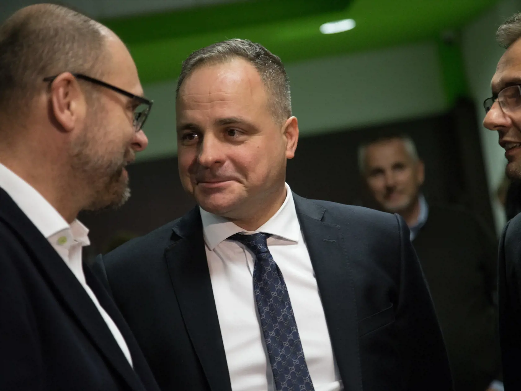 Z¾ava: Predseda SaS Richard Sulík, kandidát na post predsedu BSK Juraj Droba a podpredseda strany SaS ¼ubomír Galko poèas zverejnenia predbežných výsledkov volieb poslancov a predsedov do orgánov samosprávnych krajov - vyšších územných celkov (VÚC) v Bratislavskom samosprávnom kraji (BSK). Bratislava, 5. november 2017. Foto: SITA/Branislav Bibel