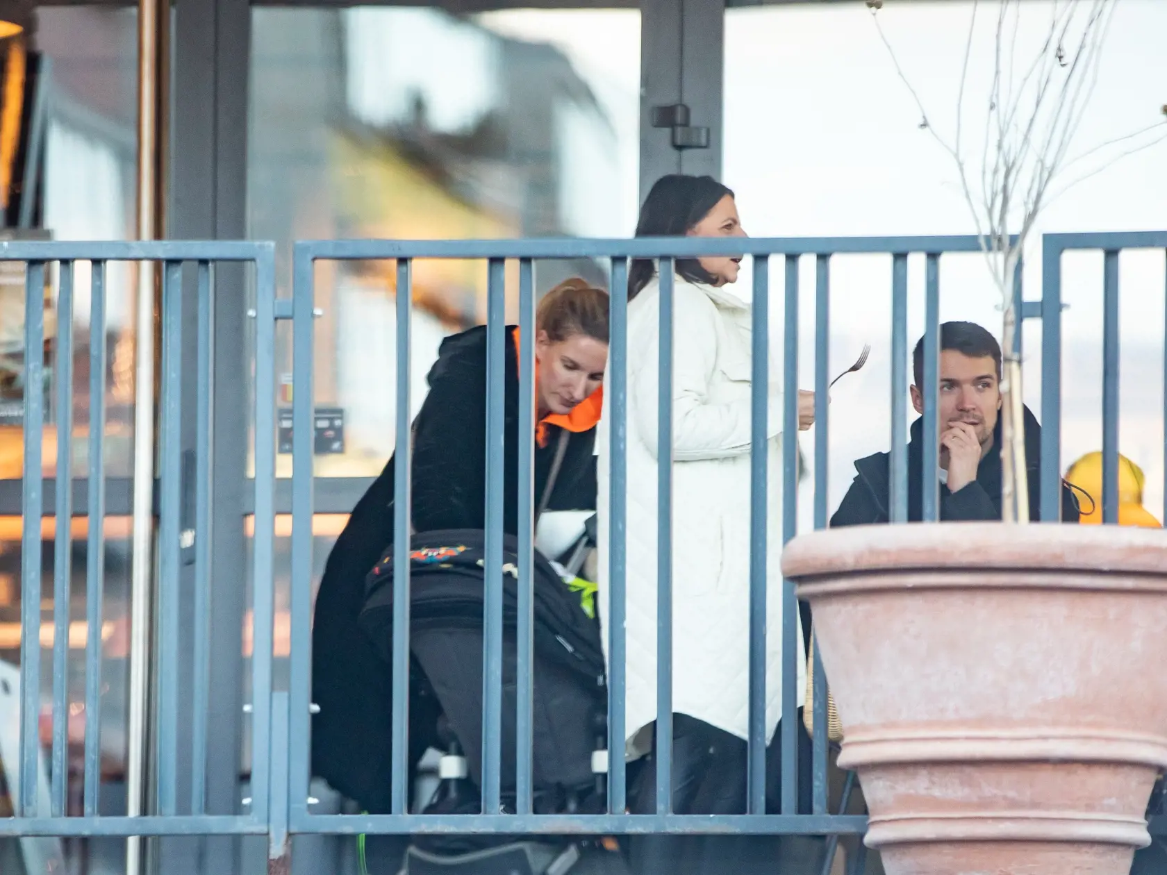 Deň po prevalení životnej novinky u Vinczeovcov sa nám manželov podarilo zachytiť, ako si vychutnávajú obed v známej reštaurácii neďaleko ich bydliska. A nechýbalo ani ich malé dieťatko. Na snímke je Viktor Vincze a Adela Vinczeová.