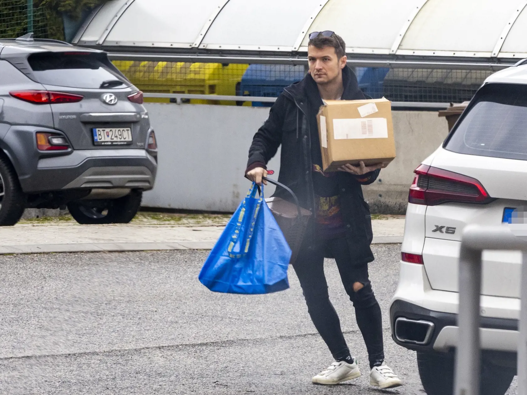 Na snímke je Viktor Vincze pred svojím bytom. 