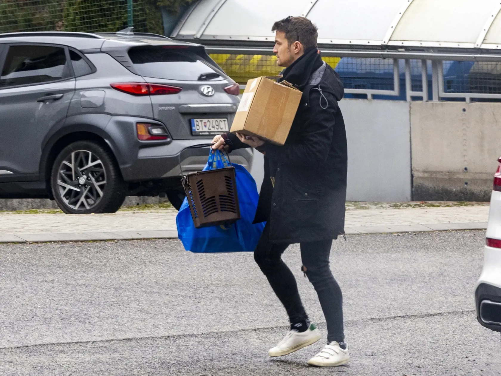 Na snímke je Viktor Vincze pred svojím bytom. 
