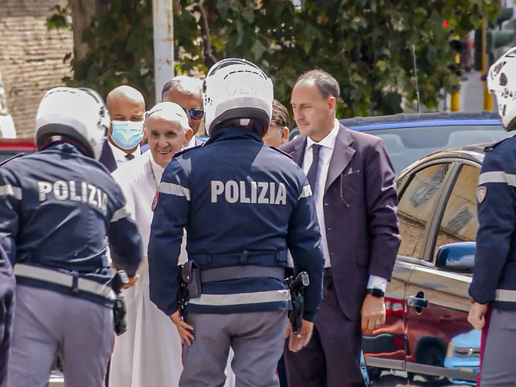 WA 34 Vatikán - Pápež František si podáva ruku s policajtmi, ktorí ho doprevádzali do Vatikánu po prepustení z Univerzitnej nemocnice Agostina Gemelliho v Ríme v stredu 14. júla 2021. Svätý Otec opustil nemocnicu desať dní po operácii hrubého čreva.  Osemdesiatštyriročnému pápežovi 4. júla odstránili časť hrubého čreva z dôvodu jeho zúženia. Plánovaný zákrok absolvoval v celkovej anestéze. Išlo o prvú vážnejšiu operáciu Františka od jeho nástupu do funkcie v roku 2013. Pápež bude mať niekoľko tý
