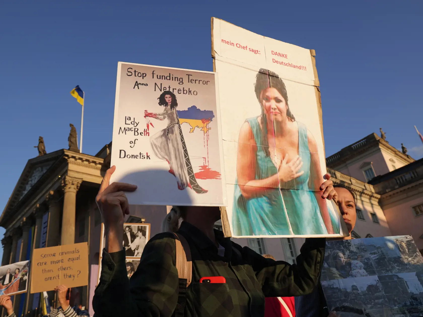 V septembri 2013 protestovali proti Netrebkovej ukrajinskí aktivisti. Pred štátnou operou v Berlíne.  
