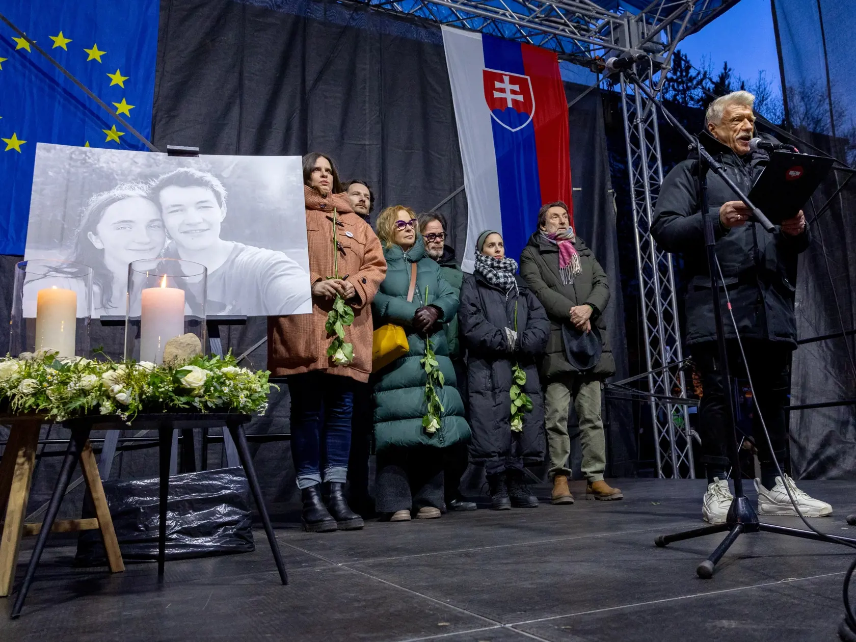 Spoločné zhromaždenie - Sedem rokov bez Jána a Martiny - Slovensko je Európa.
Spomienkovo-protestné zhromaždenie na Námestí slobody pri príležitosti výročia vraždy novinára Jána Kuciaka a jeho snúbenice Martiny Kušnírovej. Na snímke je herec Richard Stanke.