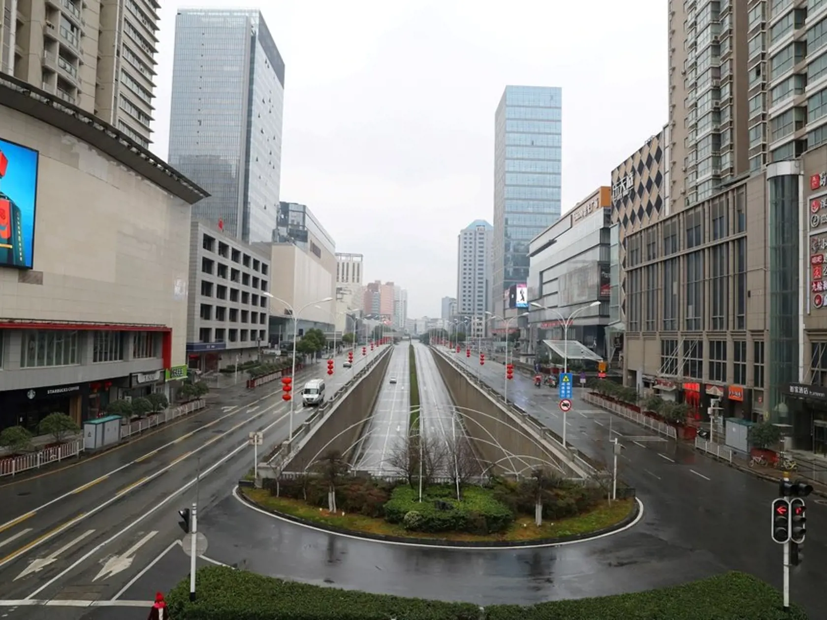 Takto vyzerajú ulice v 11- miliónovom meste Wuhan, v ktorom vypukla nákaza.