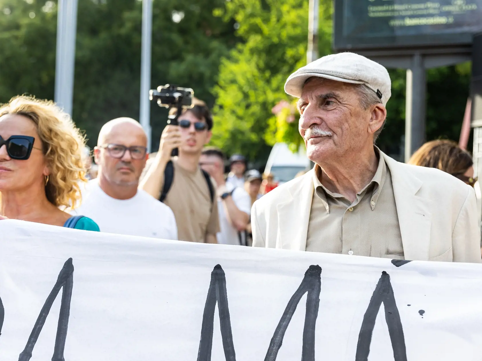 Protest proti krokom ministerstva kultúry v Bratislave. Na snímke Diana Mórová a Martin Huba.